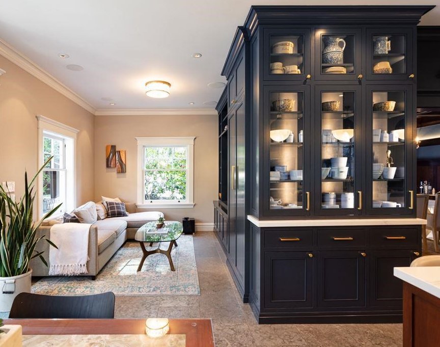 Traditional Kitchen Display Cabinets