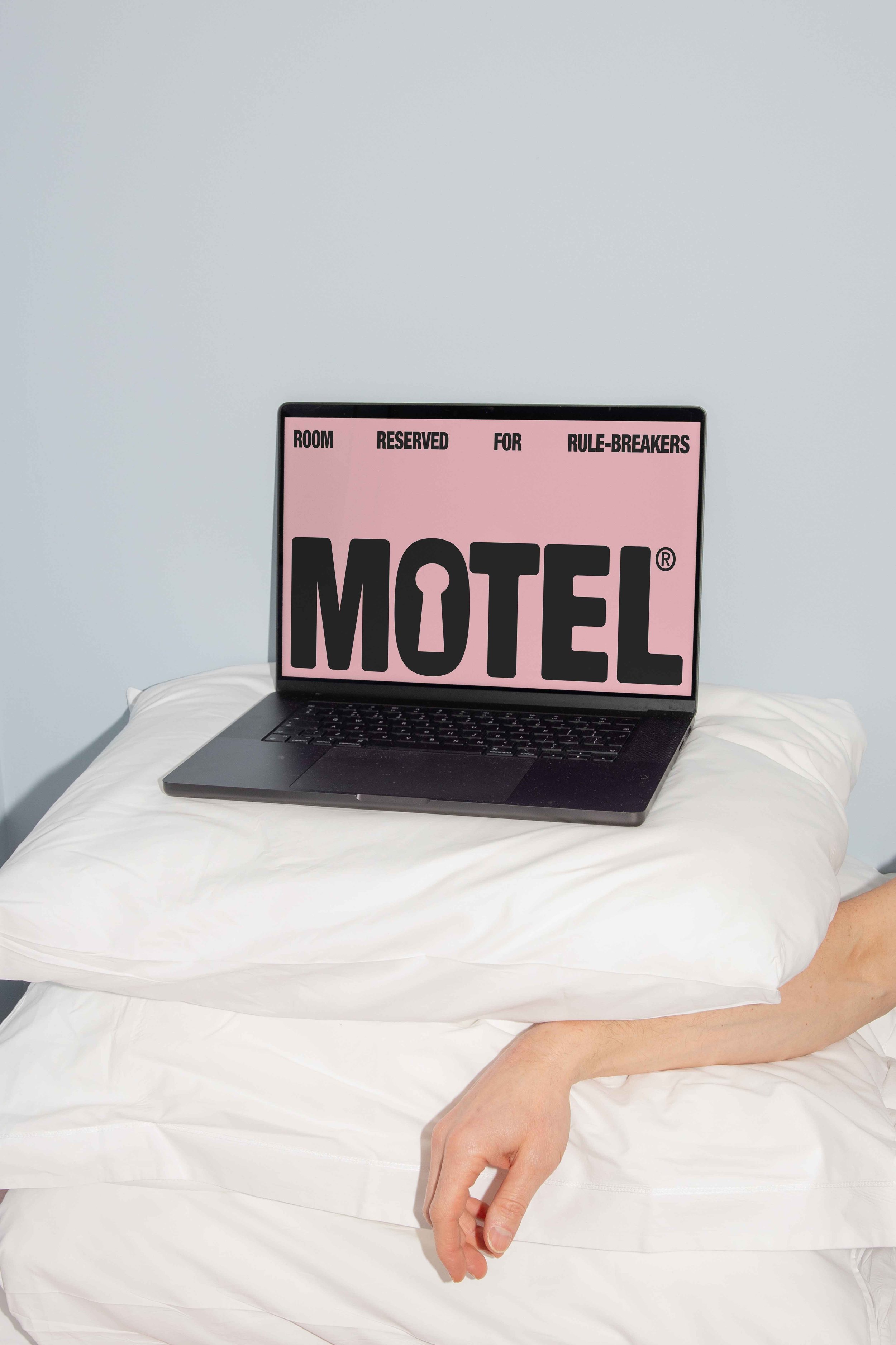FORMAT_MOTEL_LAPTOP_02c.jpg