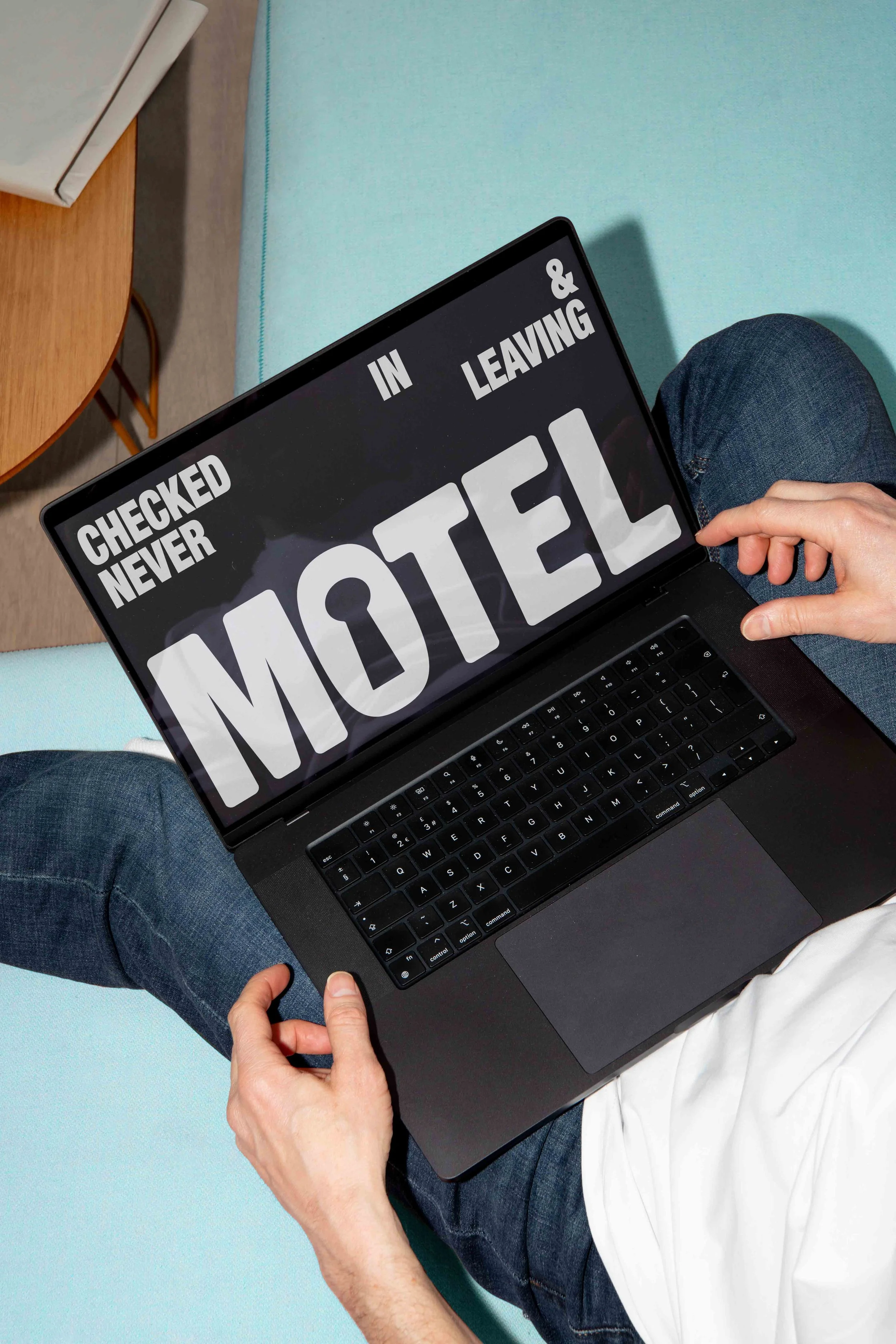 ARKIVAL_MOTEL_LAPTOP_01.jpg