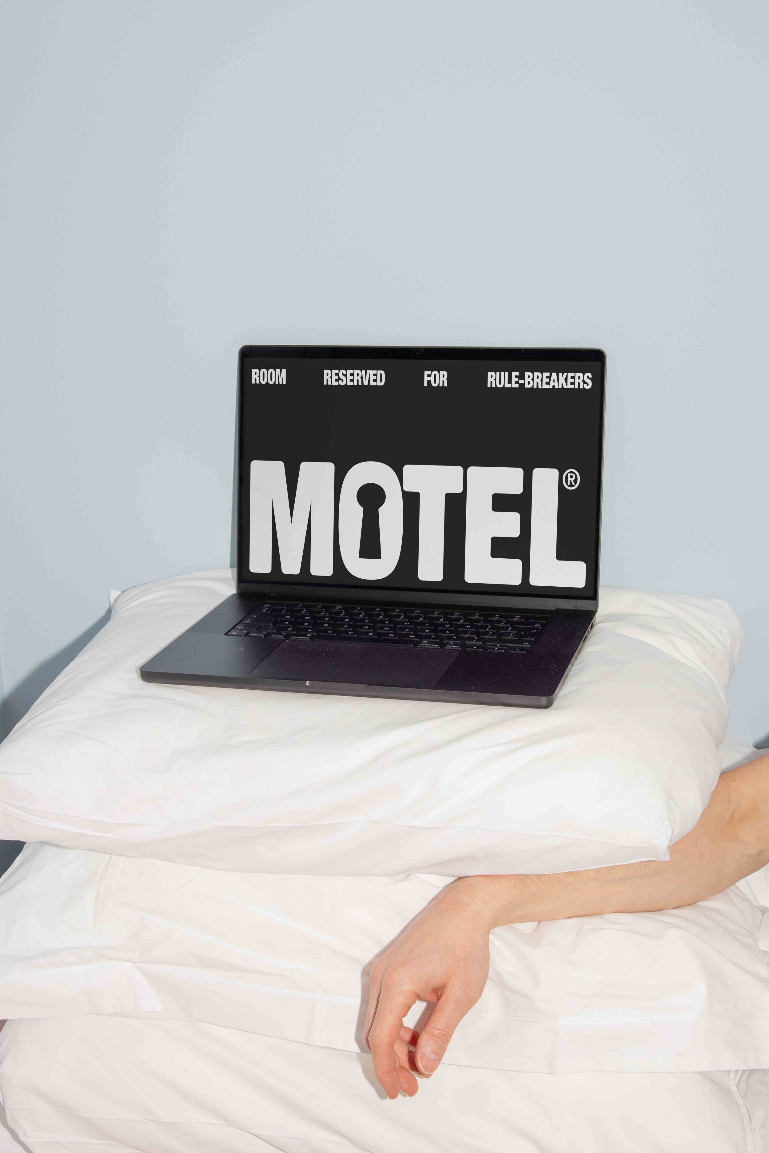 FORMAT_MOTEL_LAPTOP_02.jpg