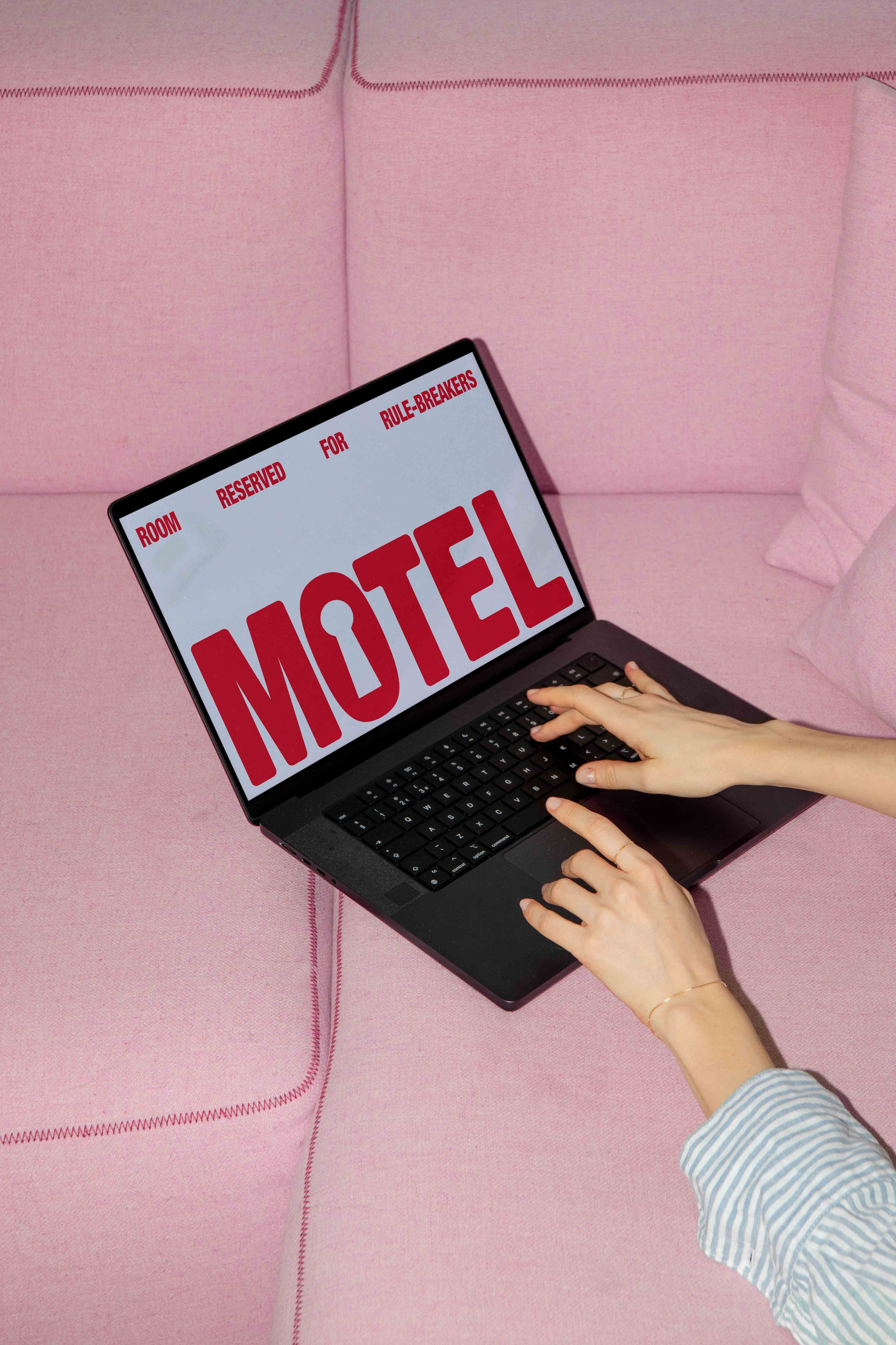 ARKIVAL_MOTEL_LAPTOP_03.jpg