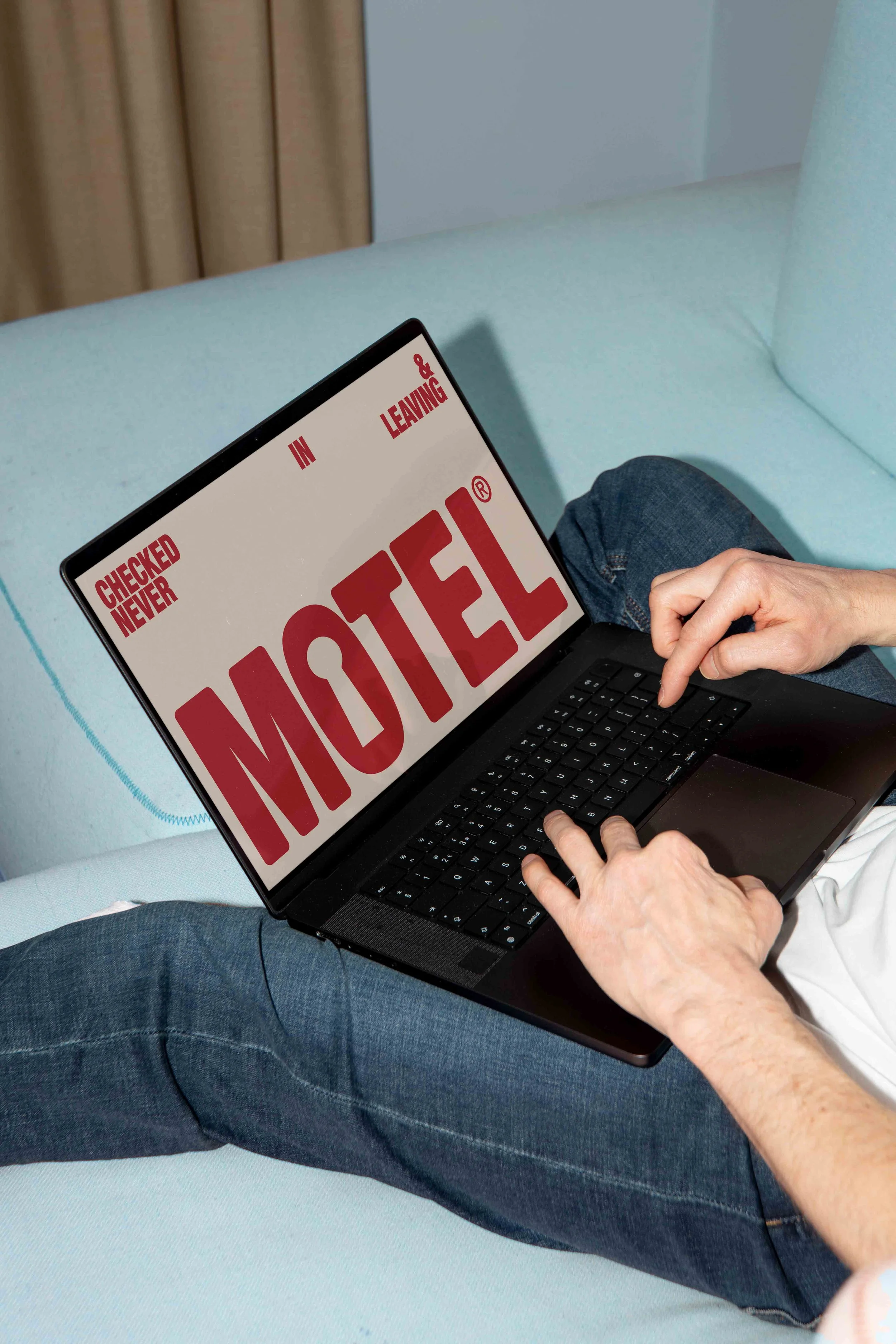 ARKIVAL_MOTEL_LAPTOP_04.jpg