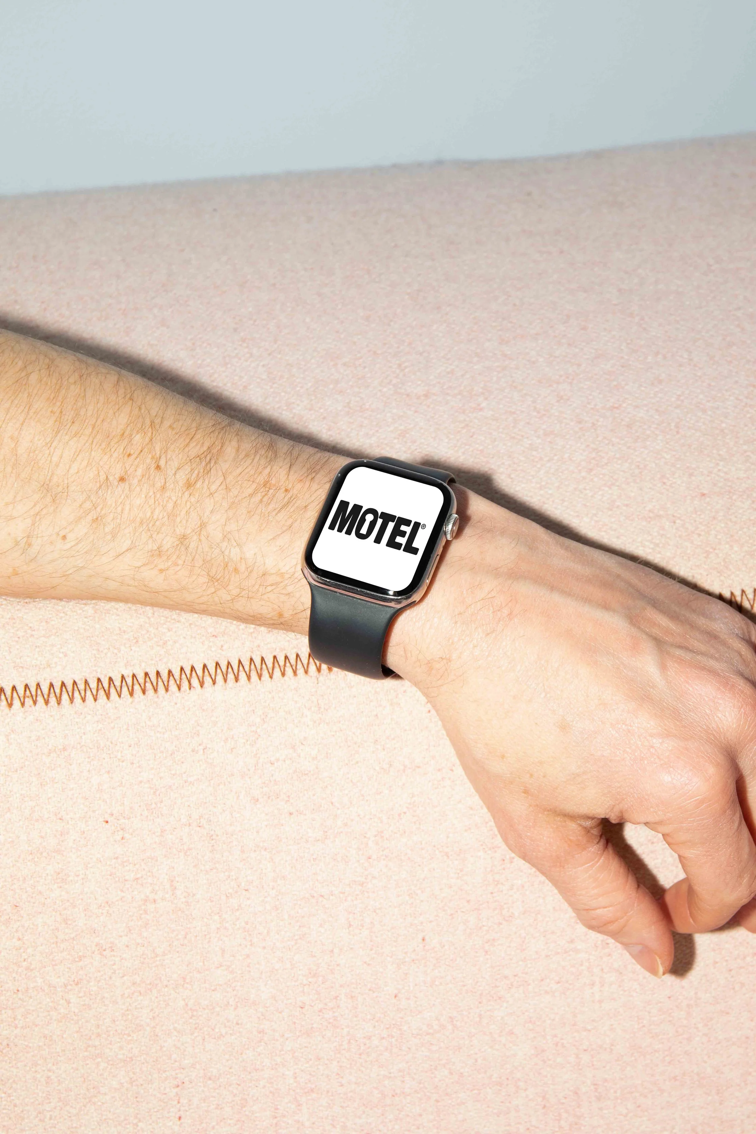 ARKIVAL_MOTEL_SMARTWATCH_02.jpg
