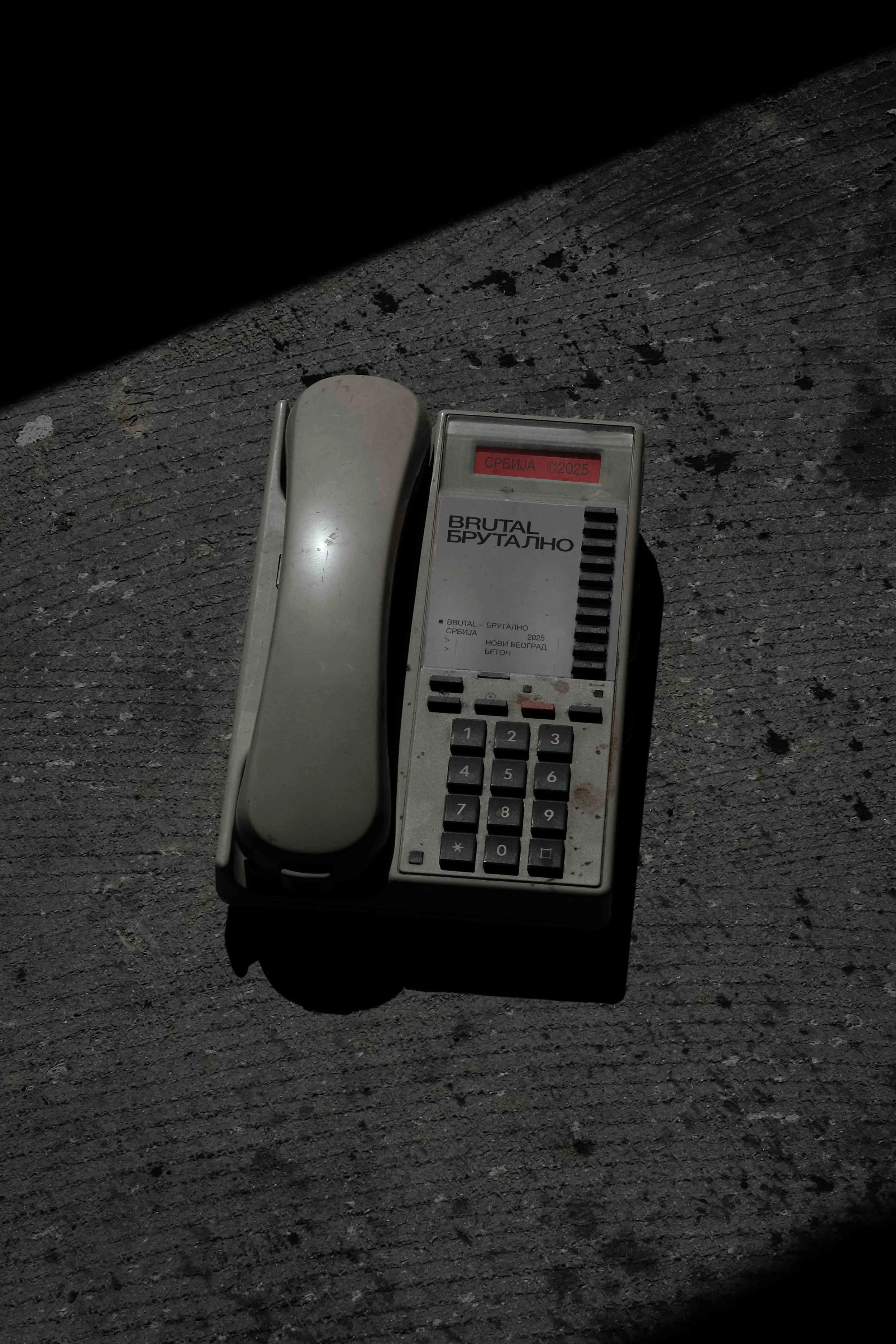 ARKIVAL_BRUTAL_PHONE_01.jpg
