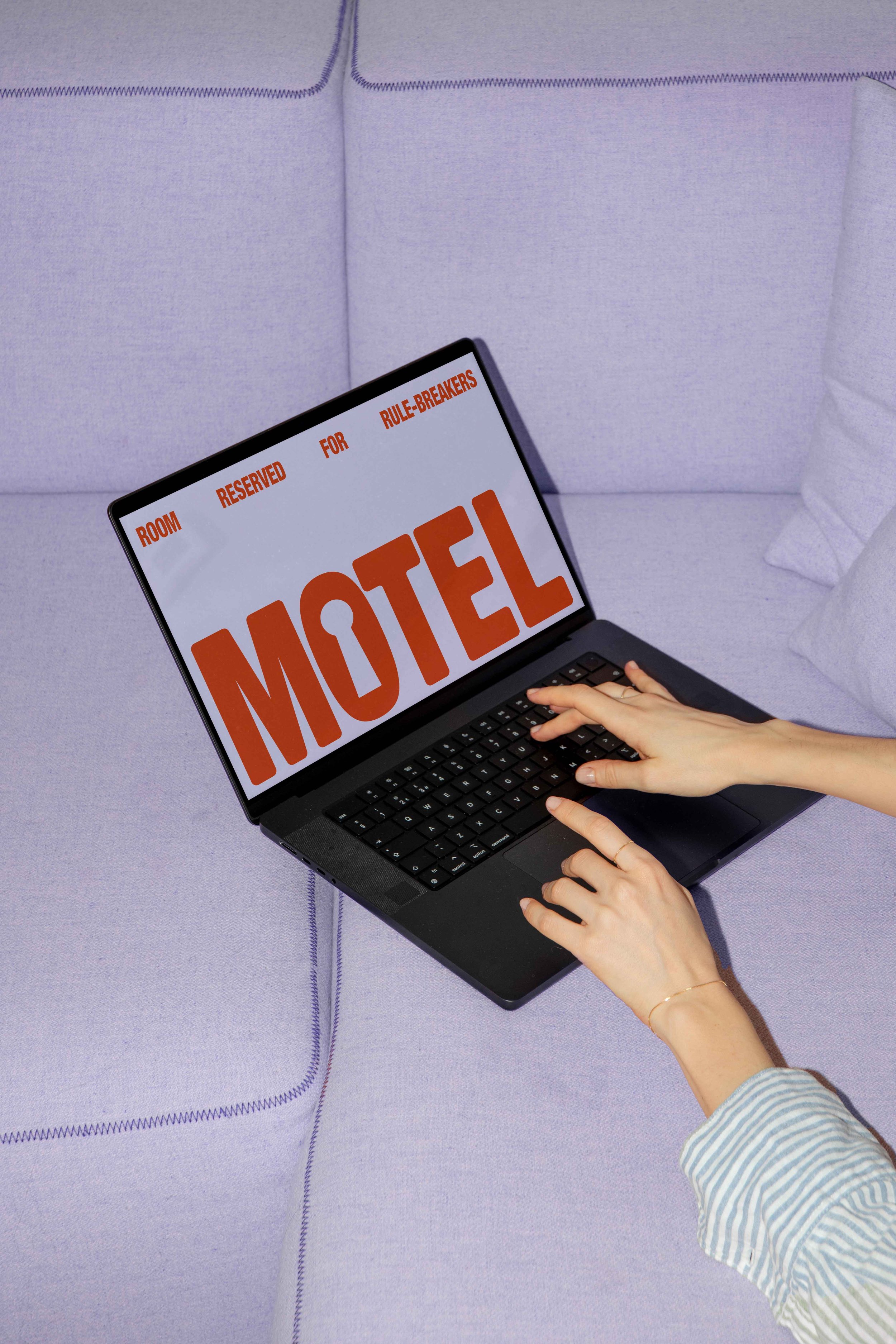 FORMAT_MOTEL_LAPTOP_03f.jpg