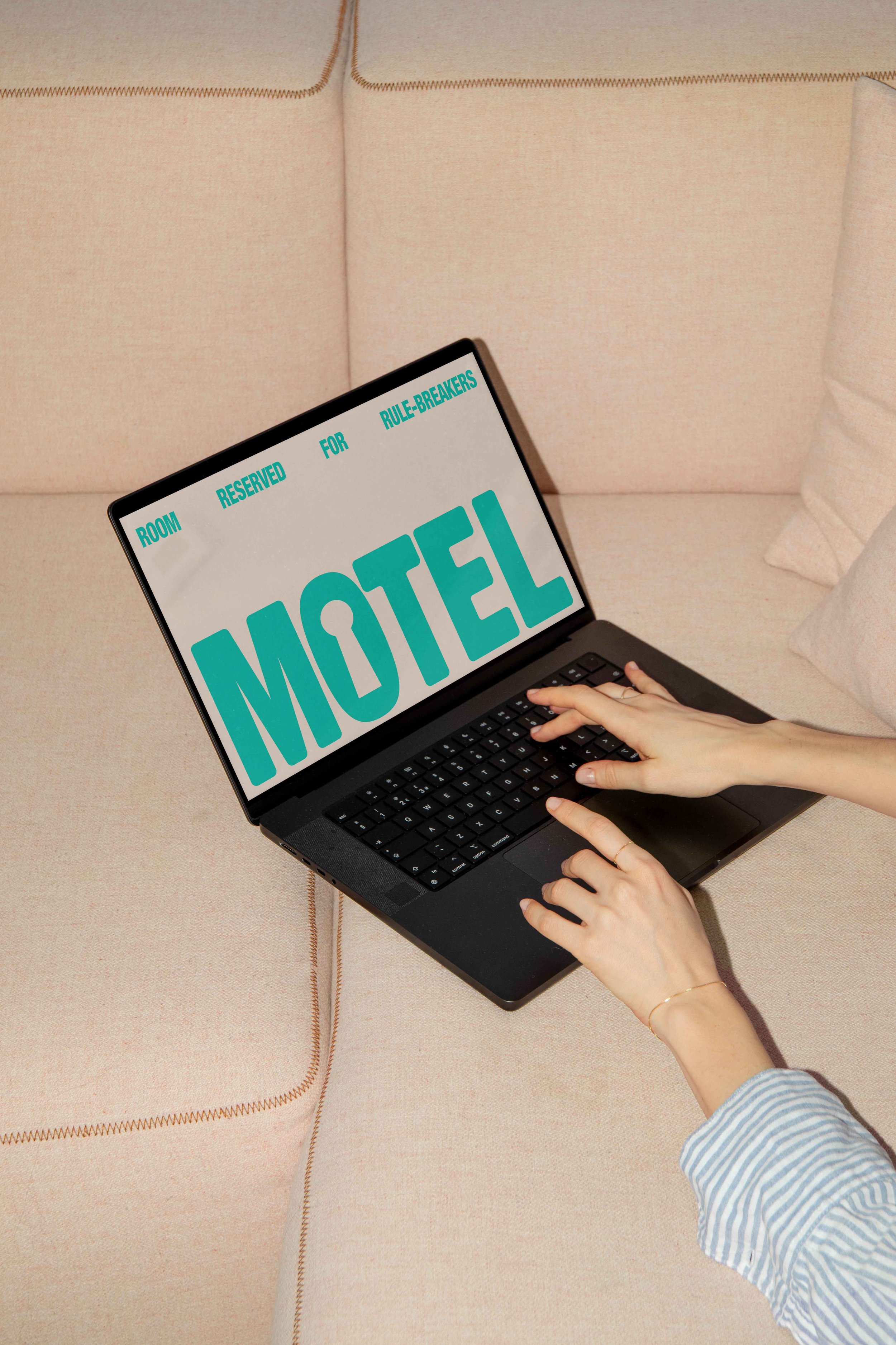 FORMAT_MOTEL_LAPTOP_03e.jpg