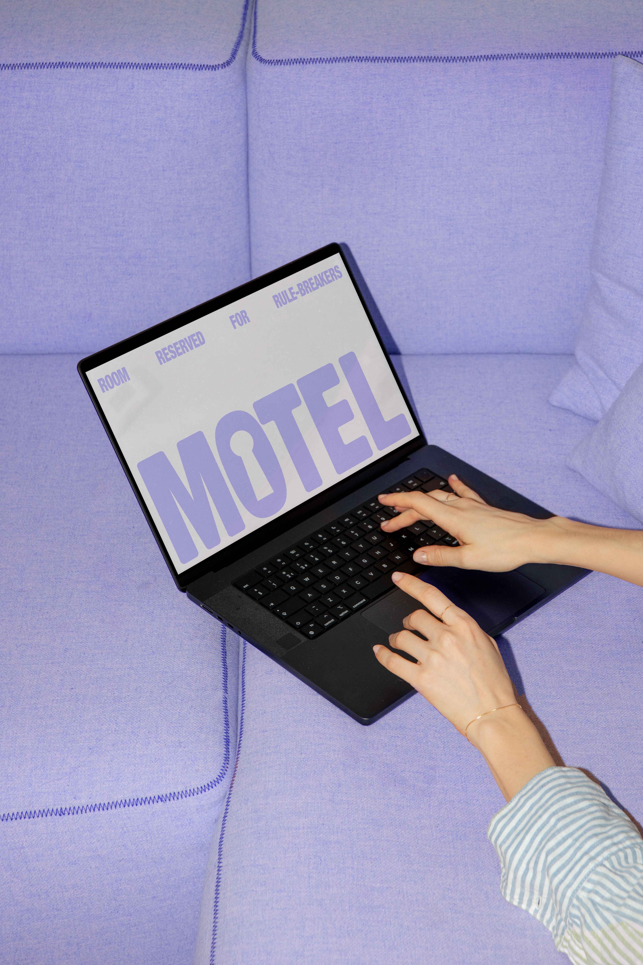 FORMAT_MOTEL_LAPTOP_03d.jpg