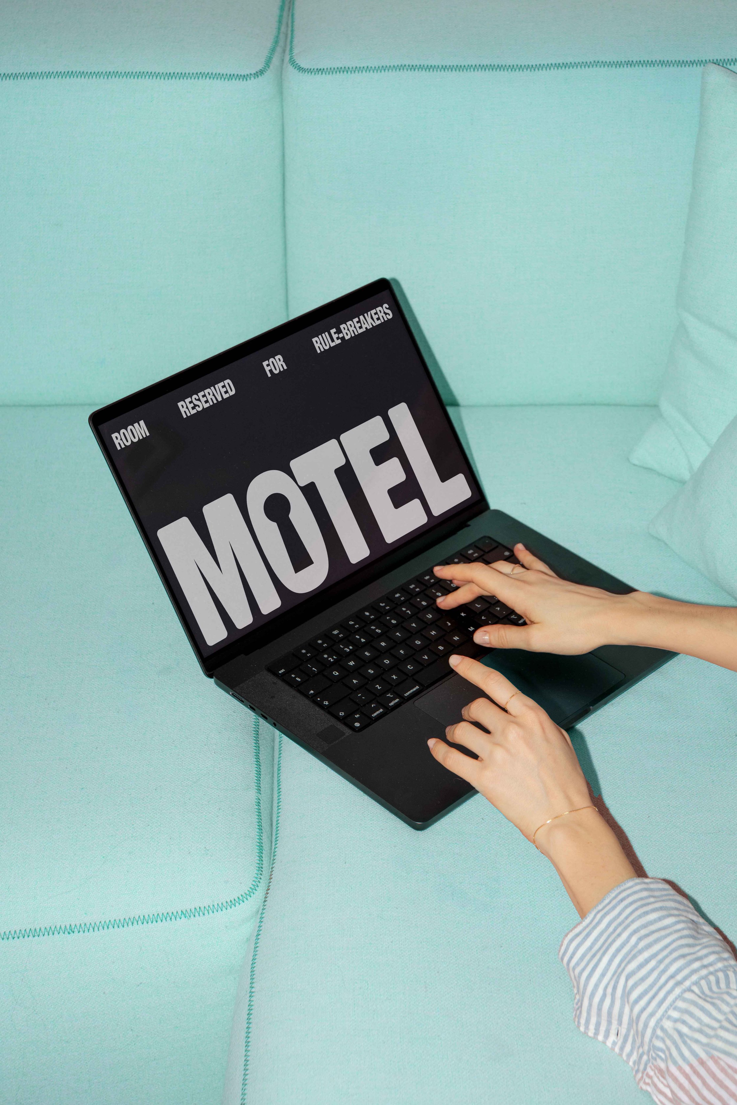 MOTEL LAPTOP 03