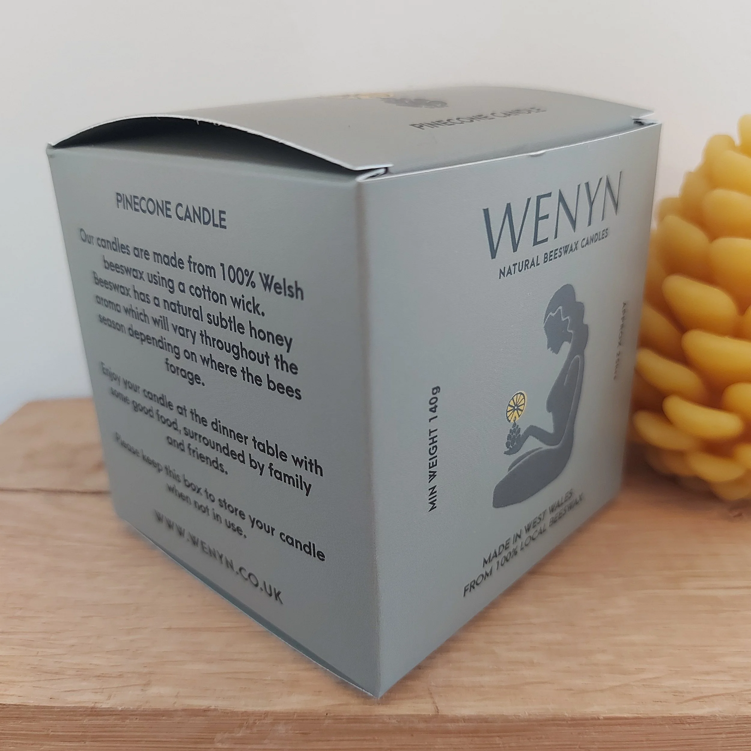 25.10.06 wenyn pine cone box.jpg