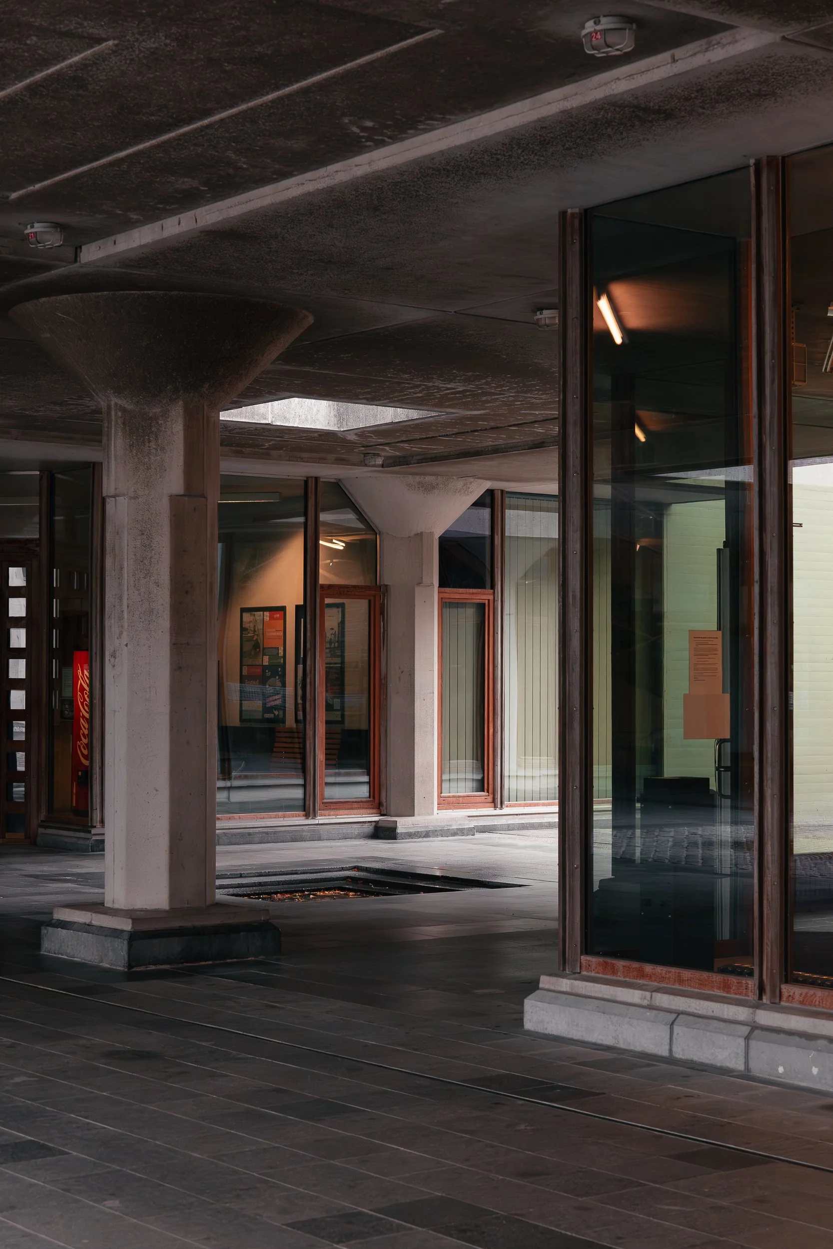 C. Vandenhove - Centre hospitalier universitaire / 1987.