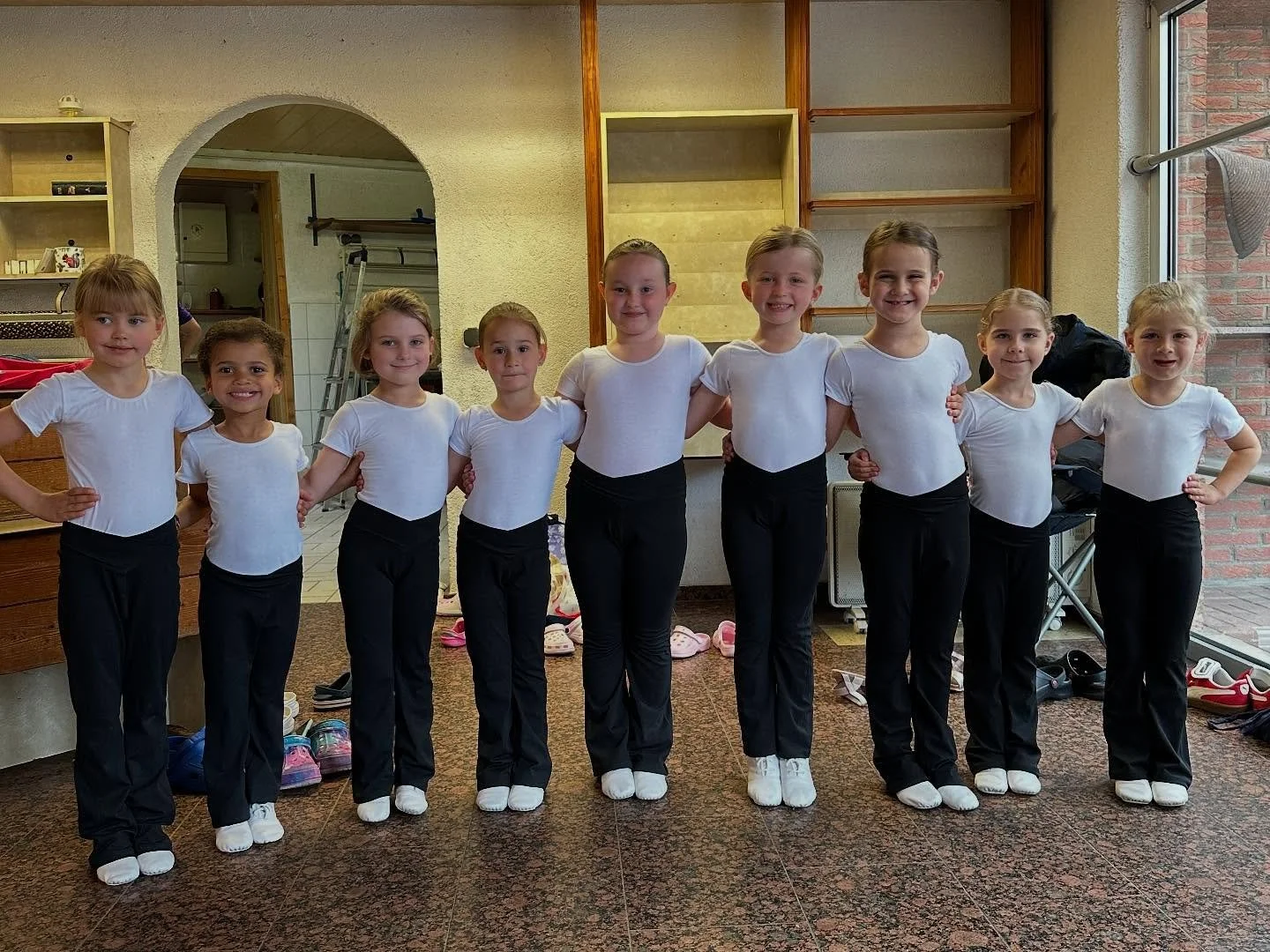 Wir sind die Sternchen der Tanzsportgarde Düsseldorf ✨🌟
Unsere Trainerin Melina bringt uns mit viel Spaß und Lachen die ersten Grundlagen des Gardetanzes bei. 
Heute hatten wir unseren ersten Auftritt bei dem Sommerfest der Hötter J