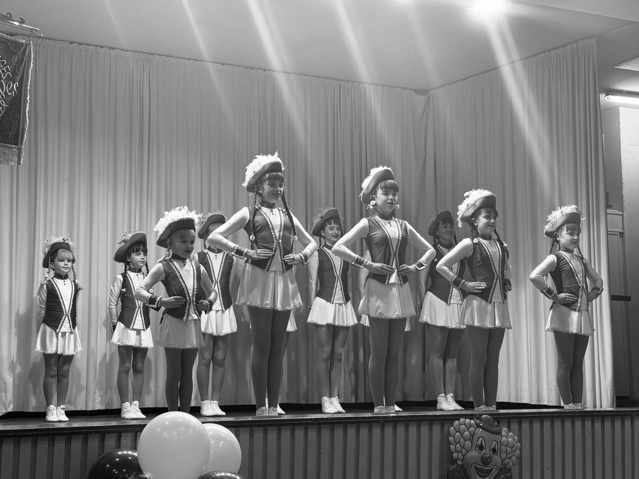 Die Tänzerinnen der Tanzsportgarde Düsseldorf e.V. auf der Bühne – Kinder und Jugendliche in traditionellen Gardekostümen während eines Auftritts.