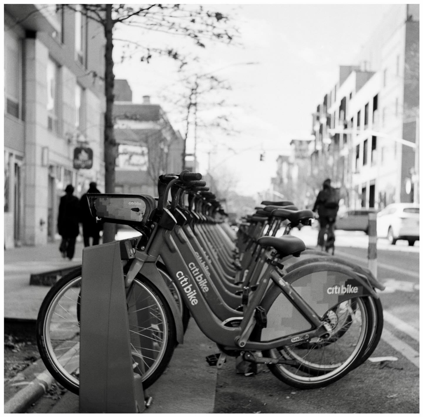Pie Day on 6x6 B&amp;W

Yashicaflex | @kodak Tri-X

Scan/dev: @nicefilmclub 

#yashicaflex #kodaktrix400 #analogphotography #mediumformatfilm #williamsburg