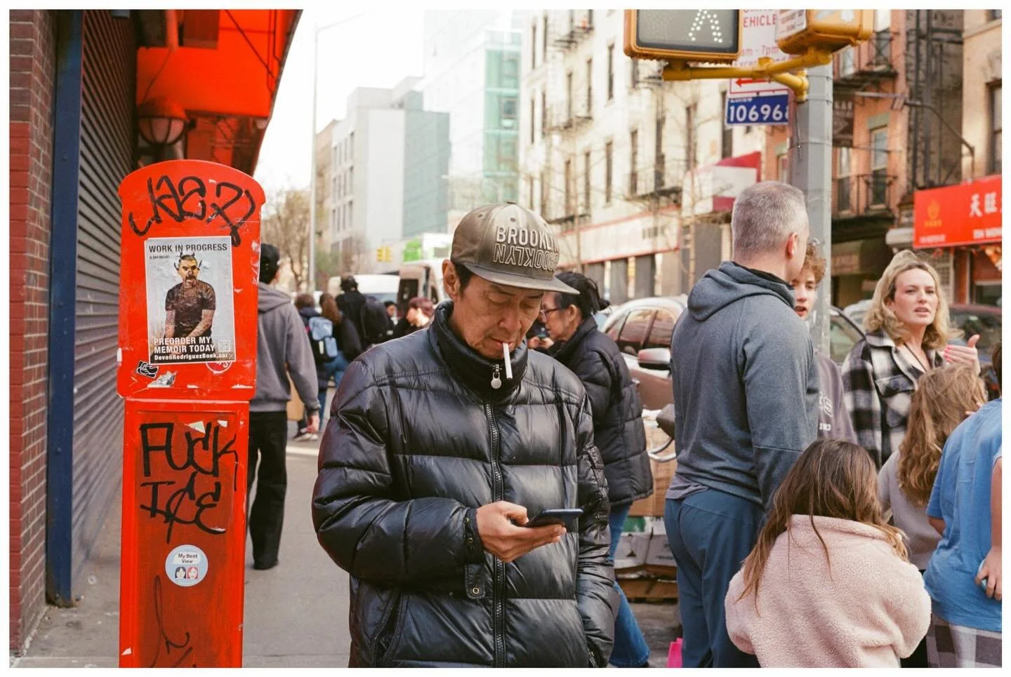 Looking for a light

Leica M3 | Kodak Ultramax 400

#analogphotography #leica #kodak #chinatown #streetphotography