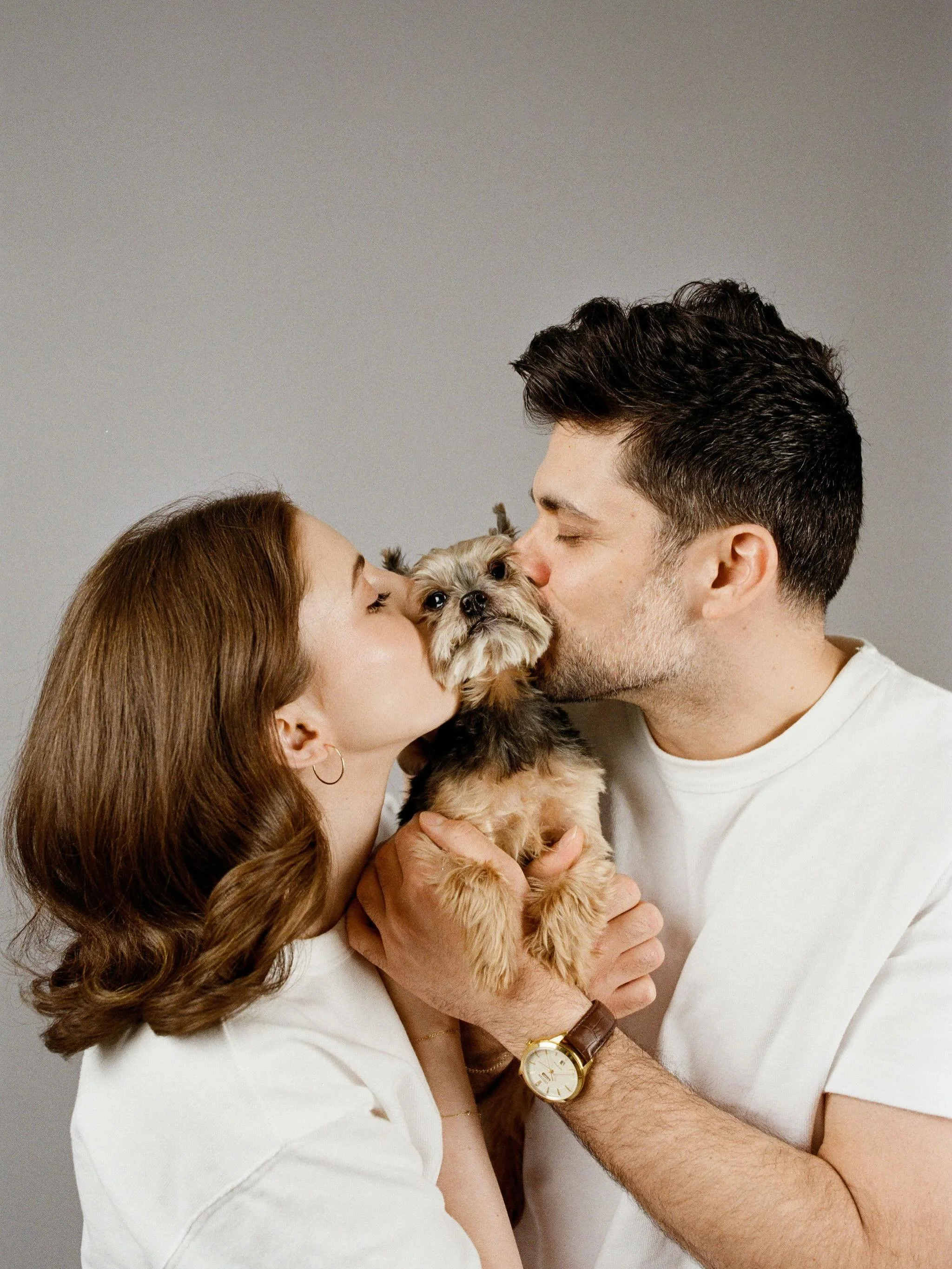 Giving big DINKWAD energy.

Tees by @buckmason 
📸 by @julesandfilm 

#whitetees #analogphotography #familyportrait #yorkie #35mmfilm