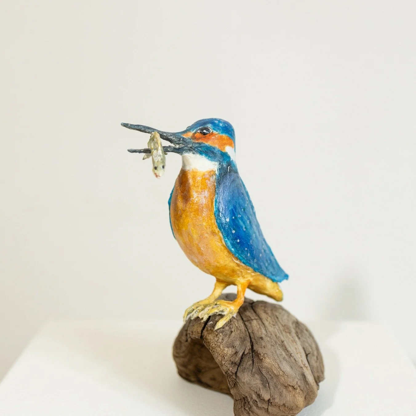 Astrid Steegm&uuml;ller - Eisvogel (2023) aus Pappmach&eacute; auf Treibholz. 
14x5x7,5cm

#kunstauspapier