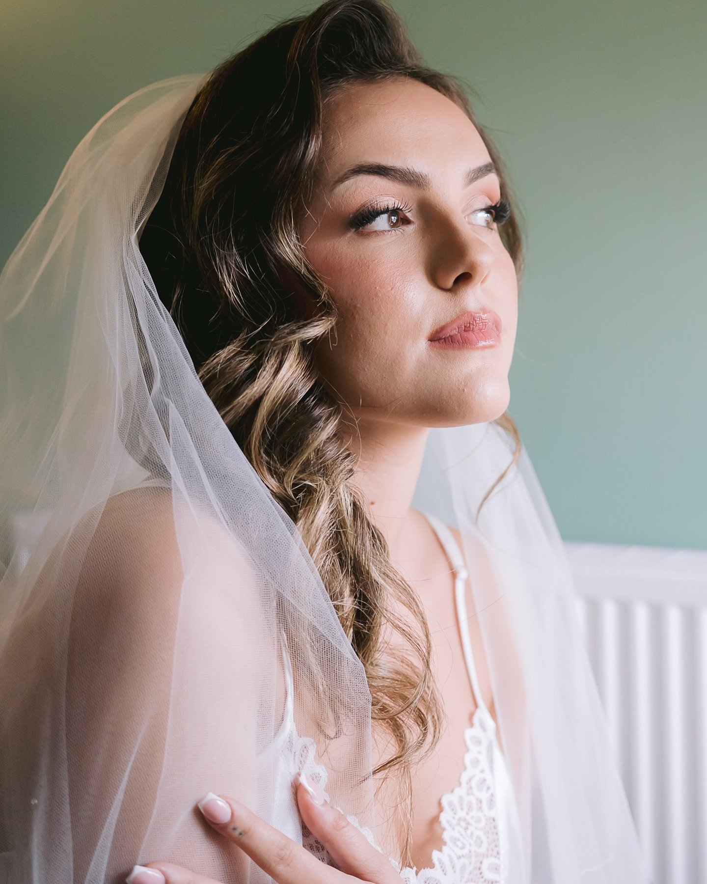 Pink tones and peachy glossy lip 💞✨ Loved this look .. @thehairbookweddingstylist did such a pretty wavy style on her. 

@he_shoots photography🤍