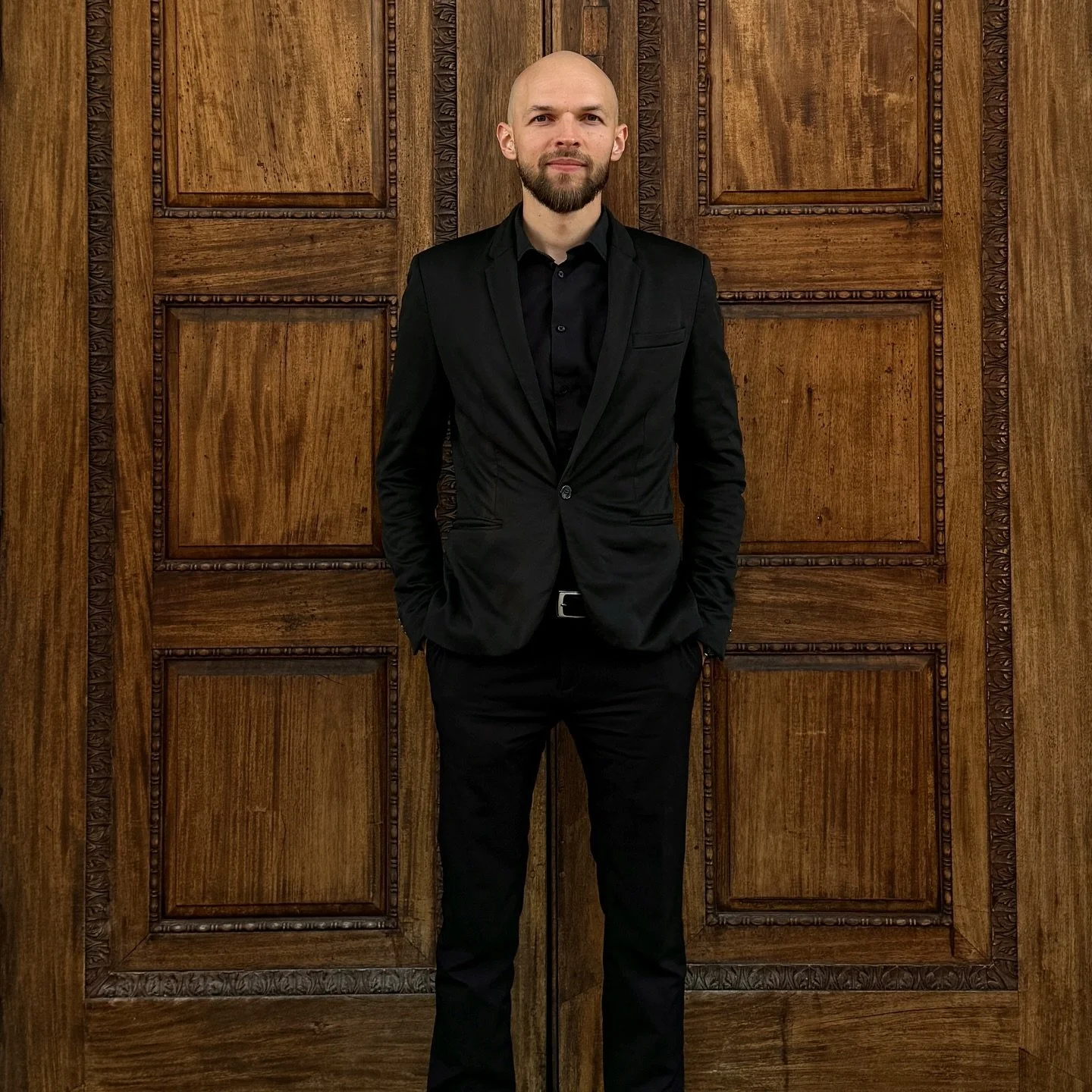 Hi, there! 👋🏻 My name's Viktor Sakhno and I'm a magician 🎩 I'm glad to be back to Instagram after a long pause! Thanks everyone who stayed with me and the new followers for your support and interest for magic 🙌🏻 (Scroll the carousel to read more