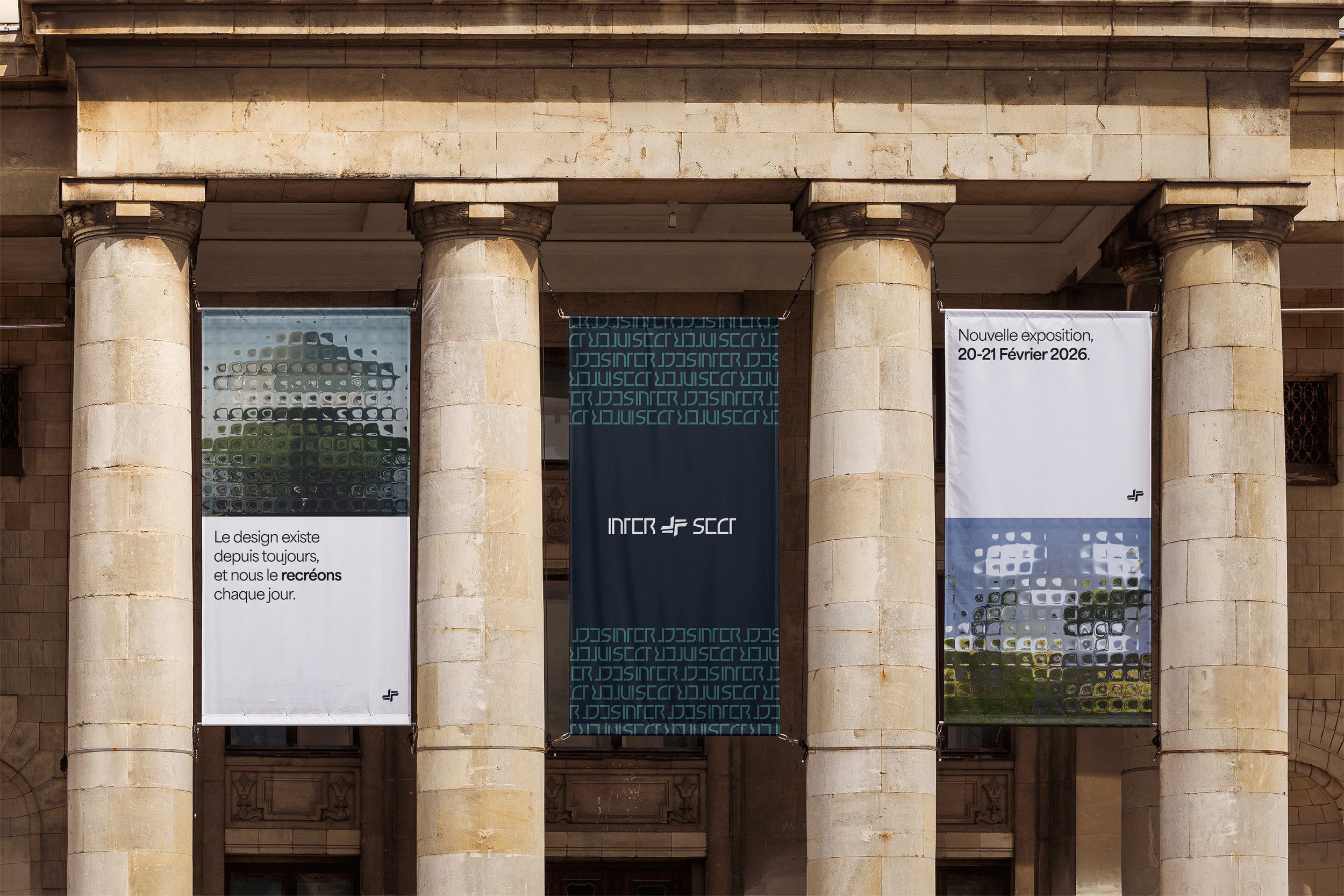 Trois grandes bannières de l'exposition avec logo de l'identité visuelle de INTERSECT réalisée par le studio de création lapousse.