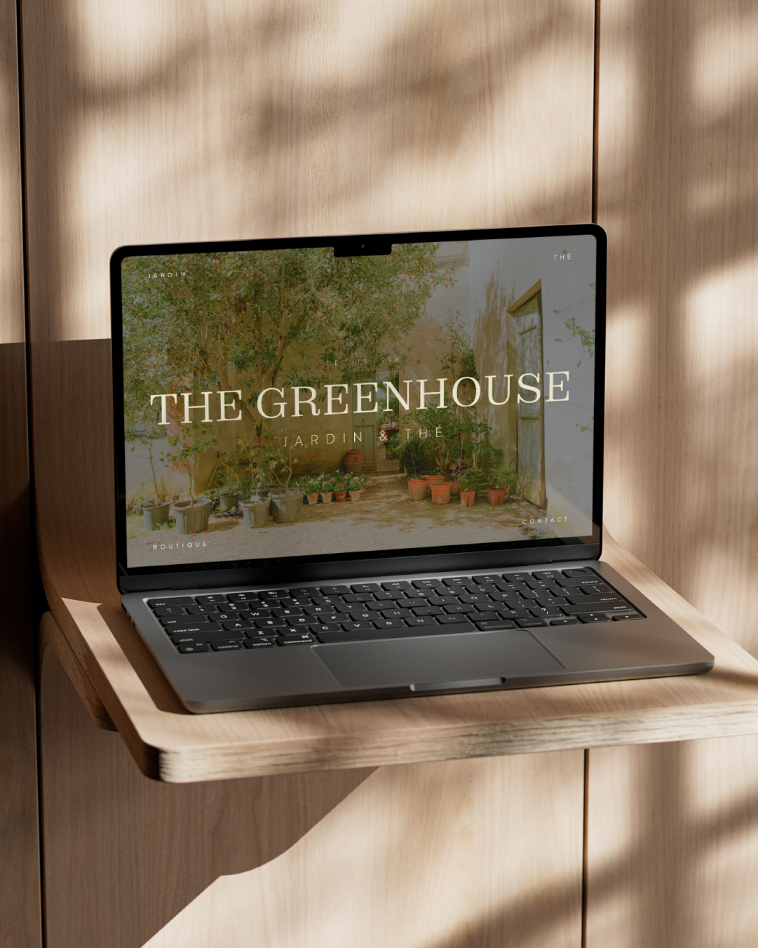 Mockup d'un ordinateur présentant la landing page du site de l'identité visuelle de THE GREENHOUSE réalisé par le studio lapousse.