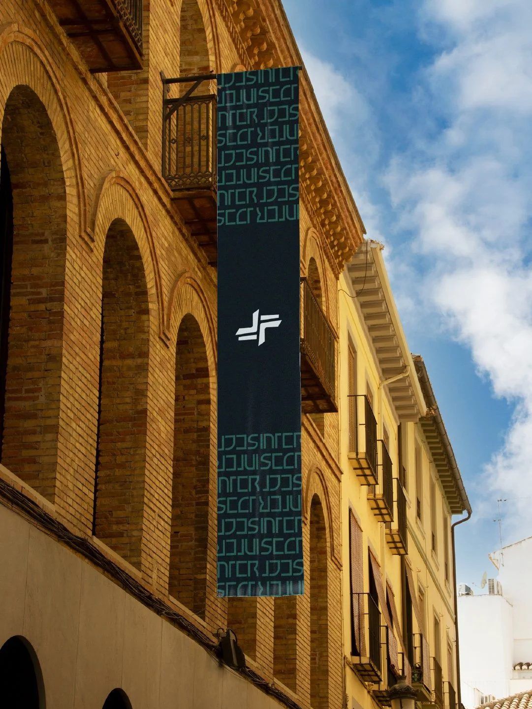 Grande bannière de devanture avec sublogo de l'identité visuelle de INTERSECT réalisée par le studio de design lapousse.