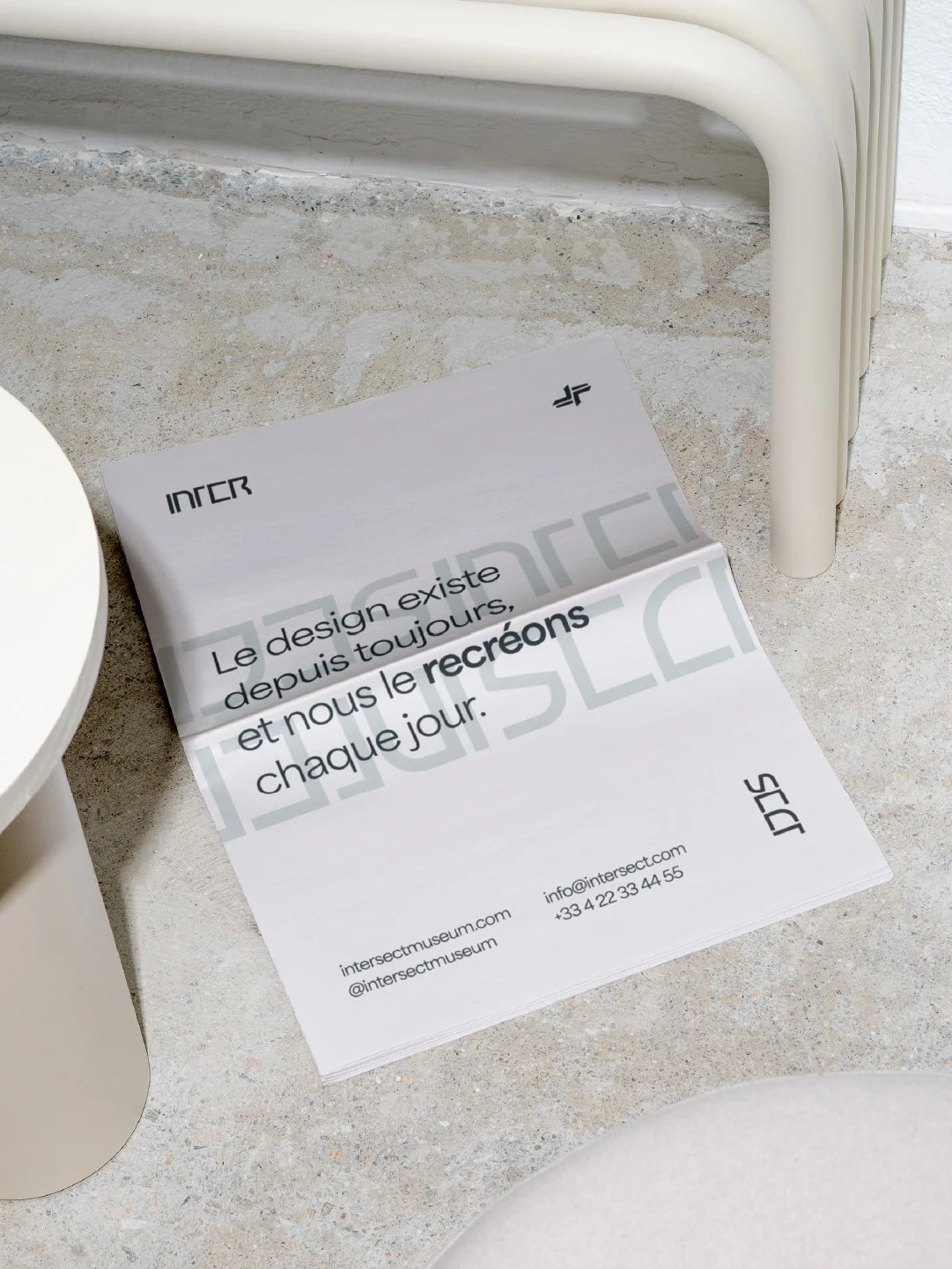 Page d'un journal avec slogan, logo et informations de marque de l'identité visuelle de INTERSECT réalisée par le studio de création lapousse.