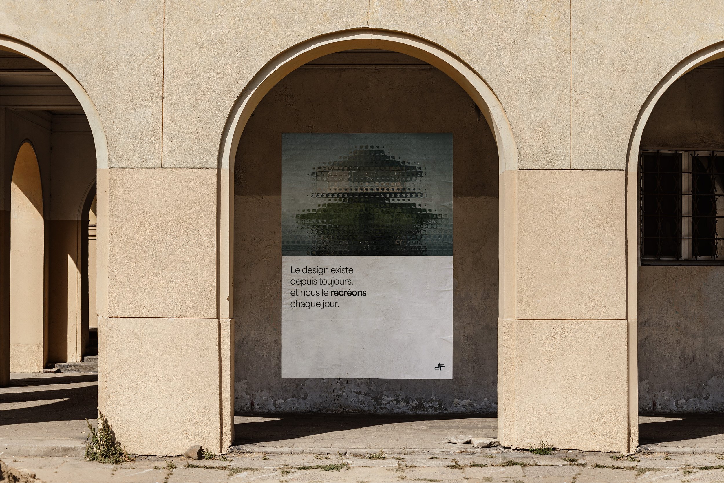 Grand poster sur un mur de l'identité visuelle de INTERSECT réalisée par le studio de création lapousse.