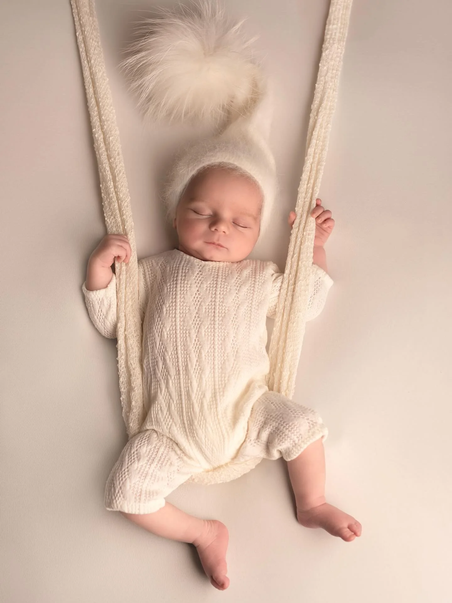 ✨ A little sneak peek from today&rsquo;s baby photoshoot ✨
Such a gentle soul he is - pure softness and light.
It was an honour to create these memories for the whole family, moments they&rsquo;ll treasure forever.
Stay tuned for more 🤍
 

@roxaiale