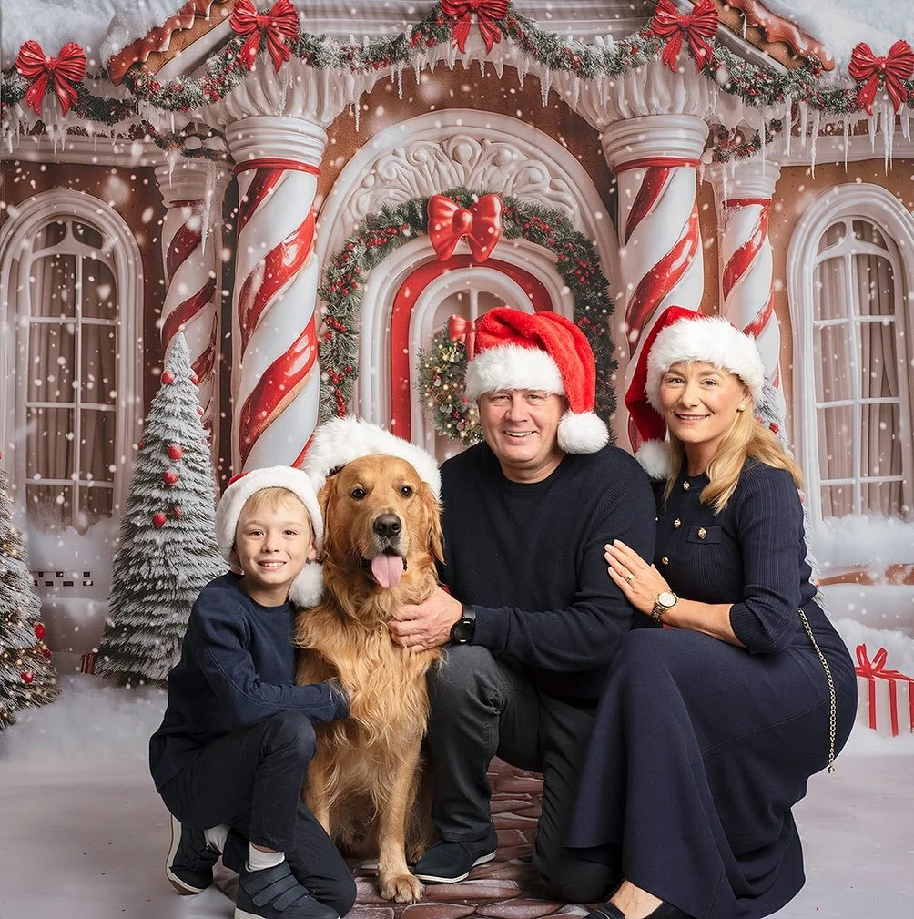 The magic starts here&hellip; ❤️

Create timeless Christmas memories with your loved ones - laughter, sparkle, and the warmth of togetherness all wrapped in one beautiful photo session 🎅🐾
📍 Location: Sands End Arts &amp; Community Centre, South Pa