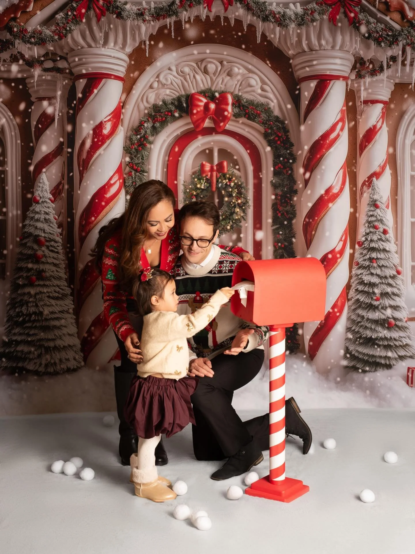 Cuddles, giggles, and Christmas wonder ✨
Capturing families in their happiest moments is the heart of what I do.
Fulham Christmas minis are still open. ❤️

#fulhamstudio #londonchristmasphotos #familyphotoshootlondon #christmasmagic #fulhamlife