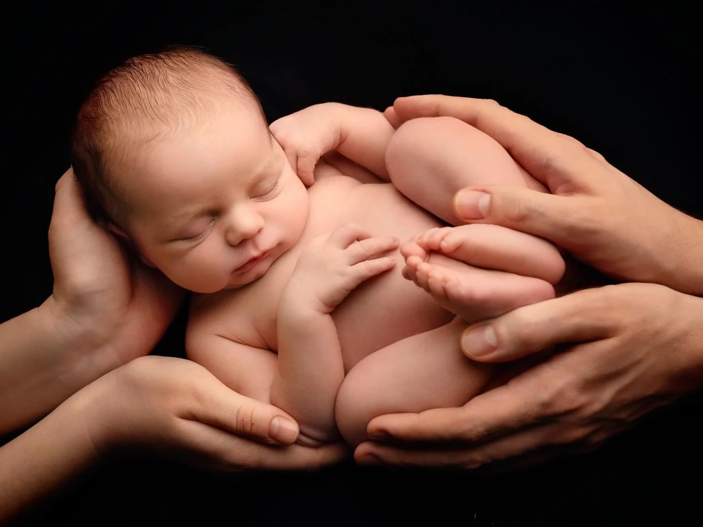 This is how small they are right now.
Blink, and it&rsquo;s gone 🥹
Newborn sessions are time-sensitive - book early 🤍

#babyphotographylondon 
#maternityphotographylondon 
#cakesmashphotographylondon 
#familyphotographylondon