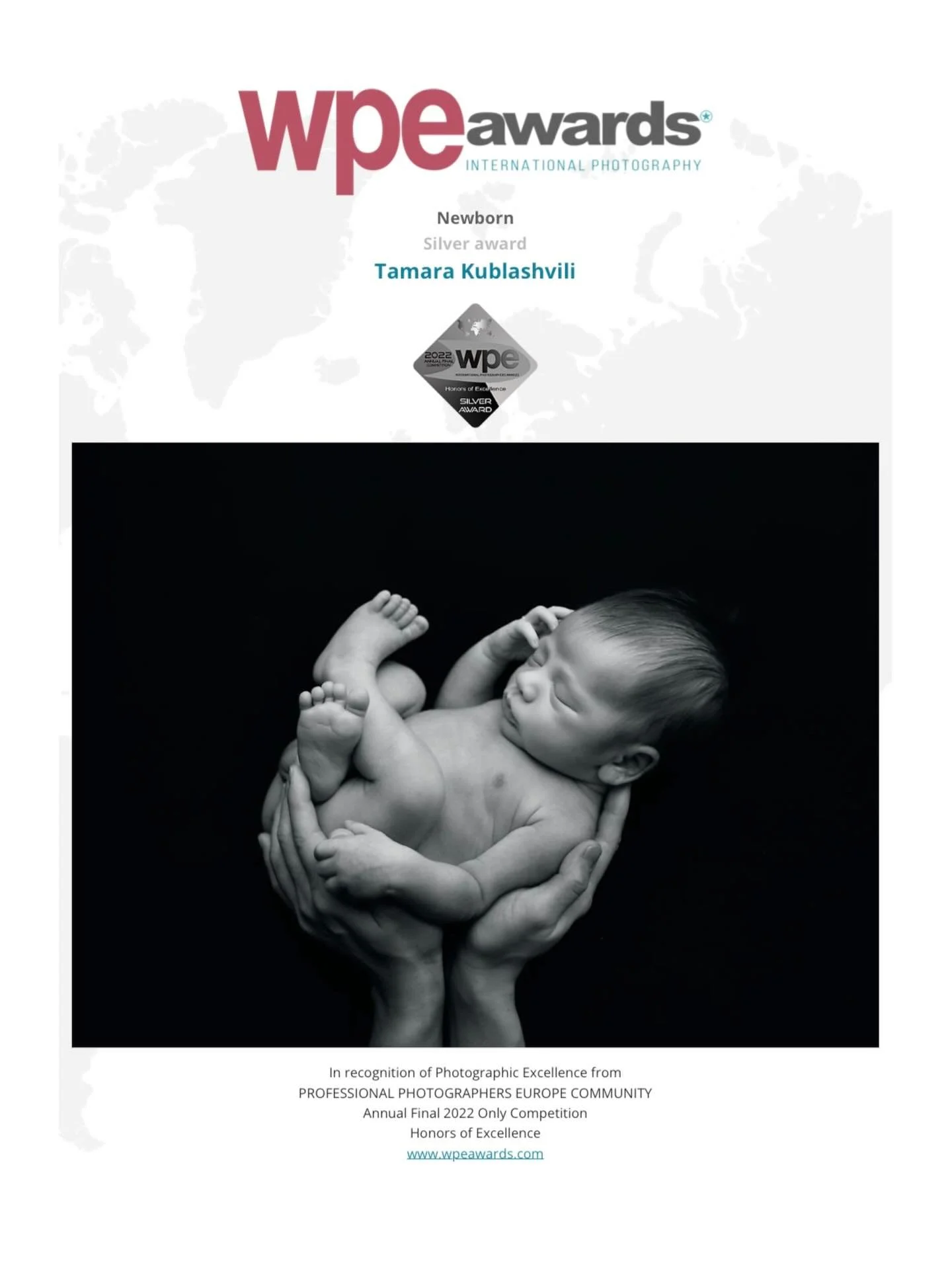 Is there a more powerful way to show how small a newborn truly is&hellip;than resting them in the hands that will protect them for a lifetime?

The contrast moves me every time - strength and fragility, power and surrender, protection and trust.

Thi