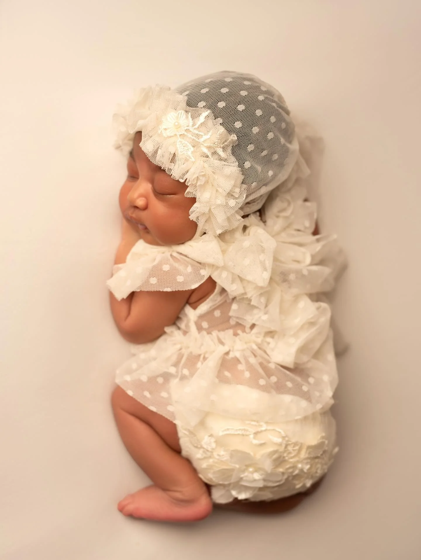 As a mother, I know how quickly this stage disappears&hellip;
As a photographer, I know how much it matters to hold onto it. Because one day, this will be all that&rsquo;s left of how small they once were. 🤍

#homevisitnewbornphotography #babyphotog