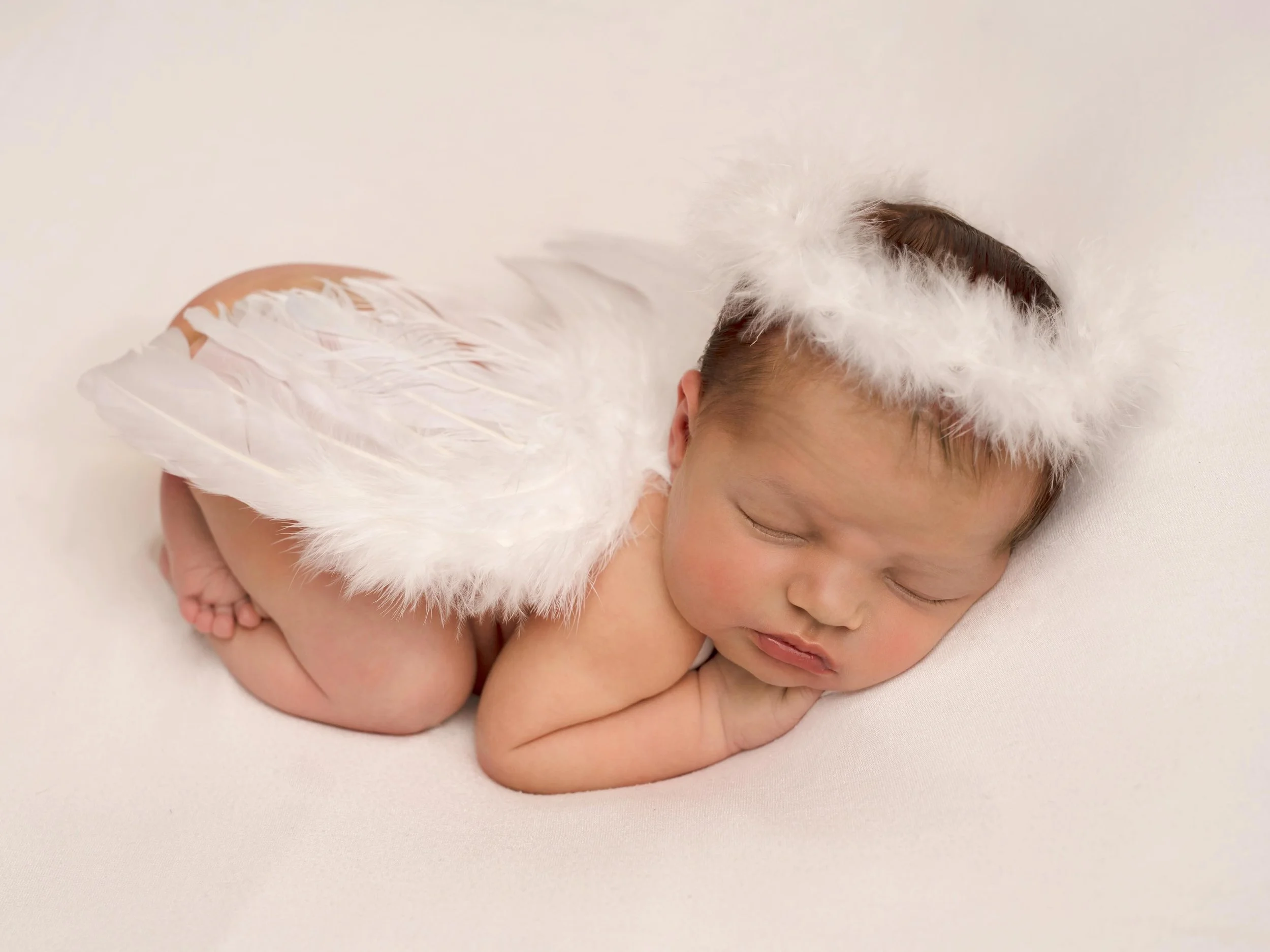 Heaven must feel a little bit like this 🤍

#newbornphotoshootlondon #tamara_kublashvili_photography #babyphotographylondon #awardwinningphptographer