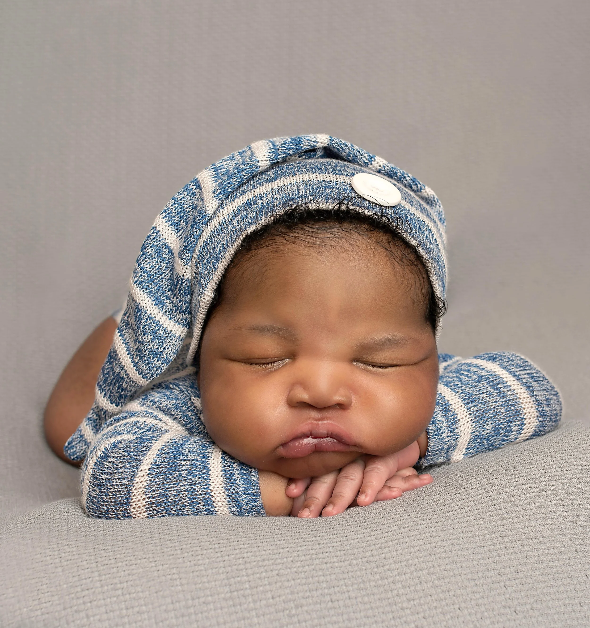 This pose looks simple.

It isn&rsquo;t. 🤍

One tiny pair of hands, carefully placed beneath a sleepy little chin, can take patience, experience, and a baby willing to cooperate for just a few moments.

Parents often see a peaceful portrait.

Newbor