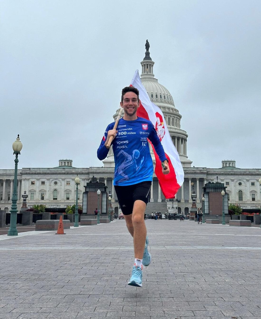 DC tomasz sobania recieves the flag of freedom
