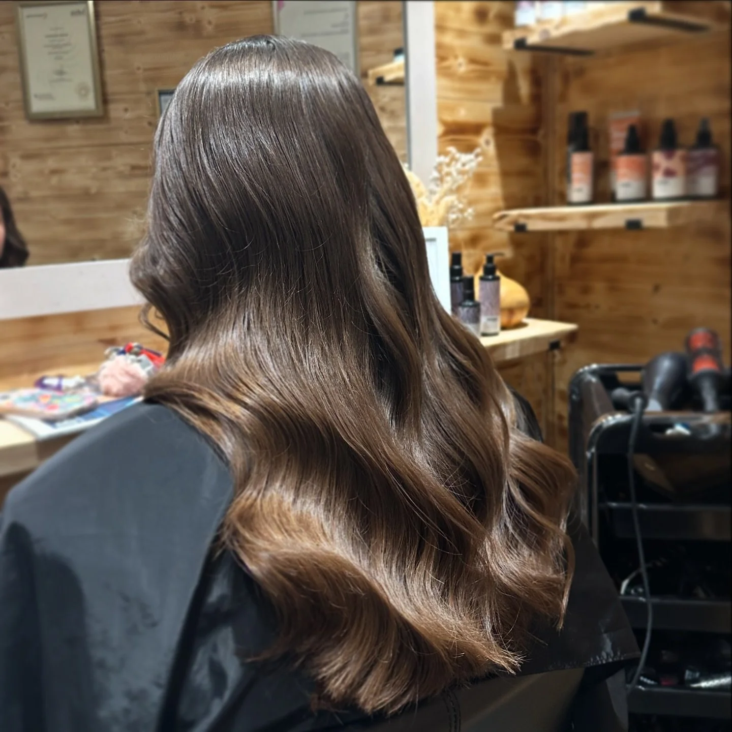 Haircut maintenance &amp; the softest Hollywood waves 🤌✨

Prepped with @fforhair Blow:by blow 
Waves created using the curling wand by @cloudninehair 
Dressed out using @fforhair True:Grit and All:in oil. 🤍🧴 

To book your next hair appointment go