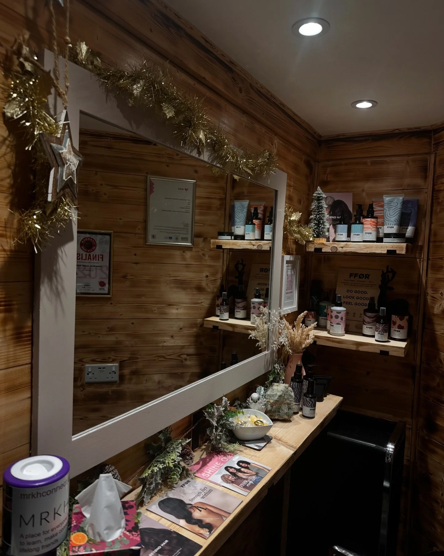 Blessed to have this creative space. 🤍 

Are you Christmas hair ready? 🎄 
Go to www.danniellesusanhair.co.uk to book your appointment. ✨ 

#danniellesusanhair #berkhamsted #fforhair #hertfordshire #hairdresser #berkhamstedhair #hertfordshirehairsty