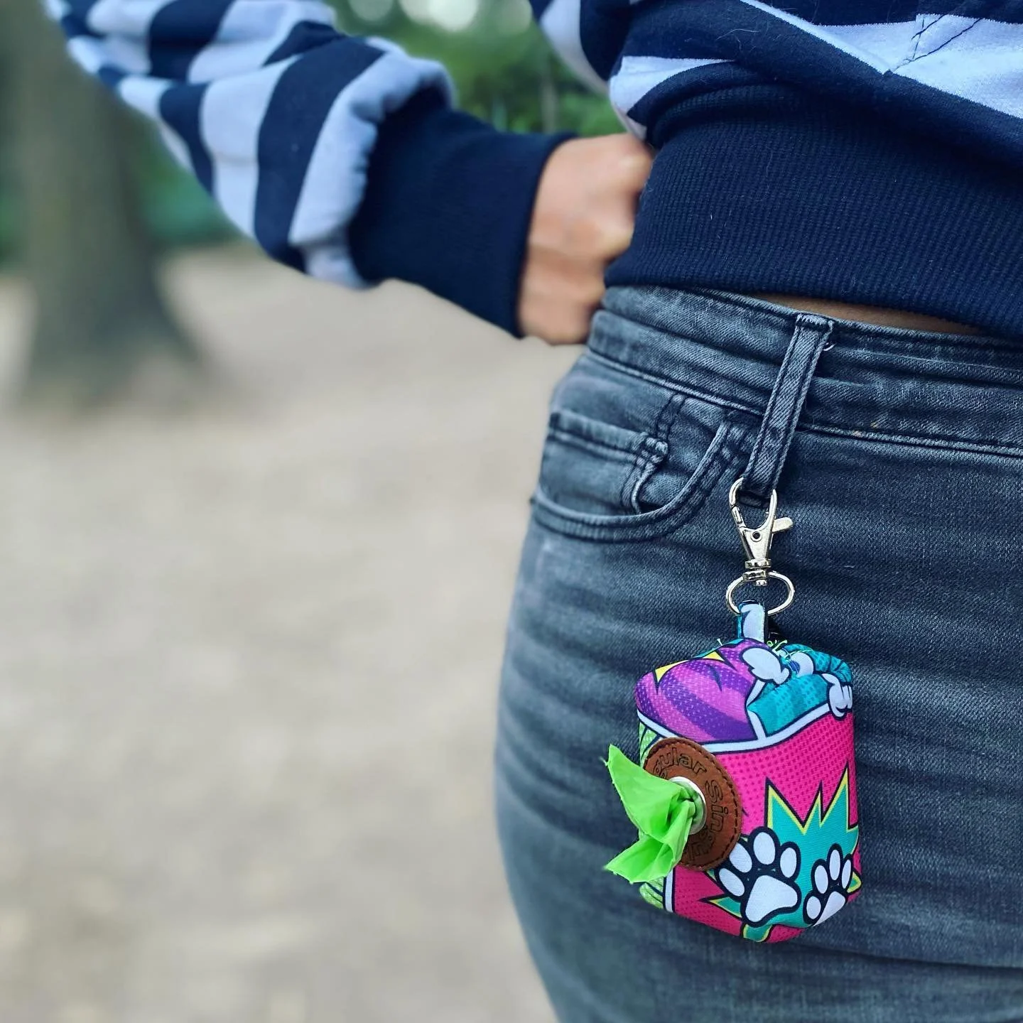 Nuevo dispensador de bolsas para desechos. 

Encu&eacute;ntralas pr&oacute;ximamente en nuestra p&aacute;gina y en @inclusivo.store 

#nuevo #proximamente #dispensador #bolsas #perro #doglovers