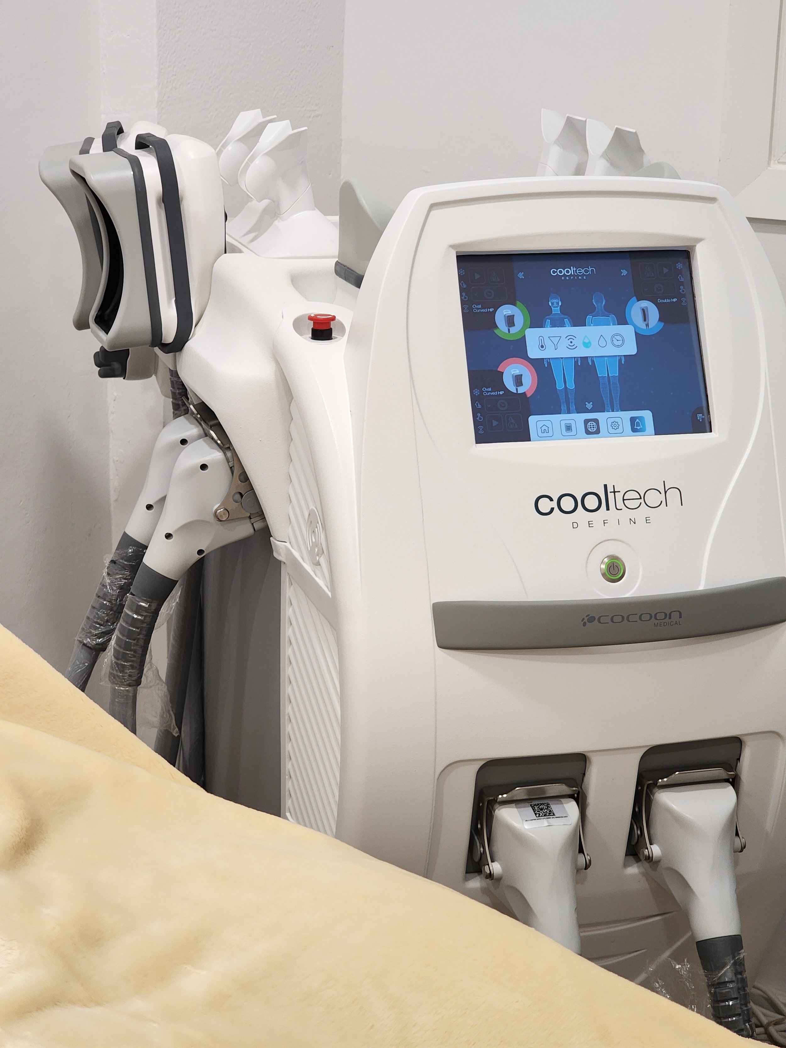 Tratamiento de criolipólisis CoolTech aplicado en abdomen por profesional sanitario.
