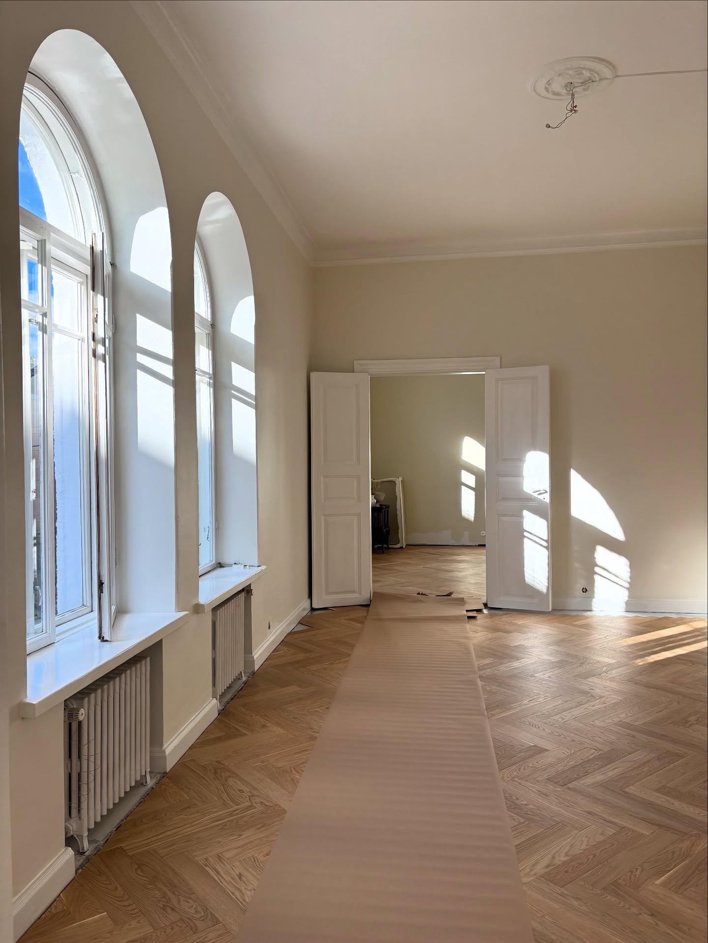 Lokakuu ja remontti ovat kulkeneet rinnakkain 🍁🍂Tiedostan ett&auml; olen yritt&auml;nyt ime&auml; kaiken valon, mink&auml; ehdin ~  kamerarulla t&auml;yttyy l&auml;hes vain kaari-ikkunoista ja kauniista iltamaisemista ✨🤭

Loppuvuosi kietoo ymp&aum