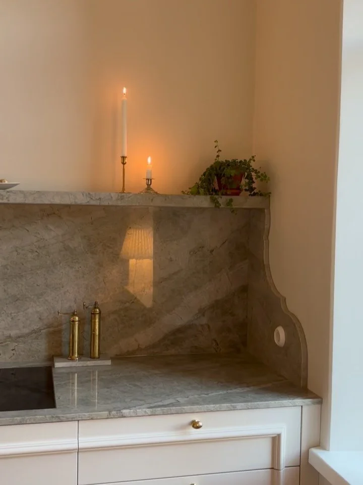 Novent-fiilistely&auml; ✨ ~ kynttil&ouml;iden l&auml;mp&ouml;&auml;, ensimm&auml;iset joululaulut, auringon energiaa (niin uskomaton piristys), joulureseptien selailua ja jo perinteeksi muodostunut Aleksin joulukadun avaus🎄Viikonloppuun mahtui my&ou