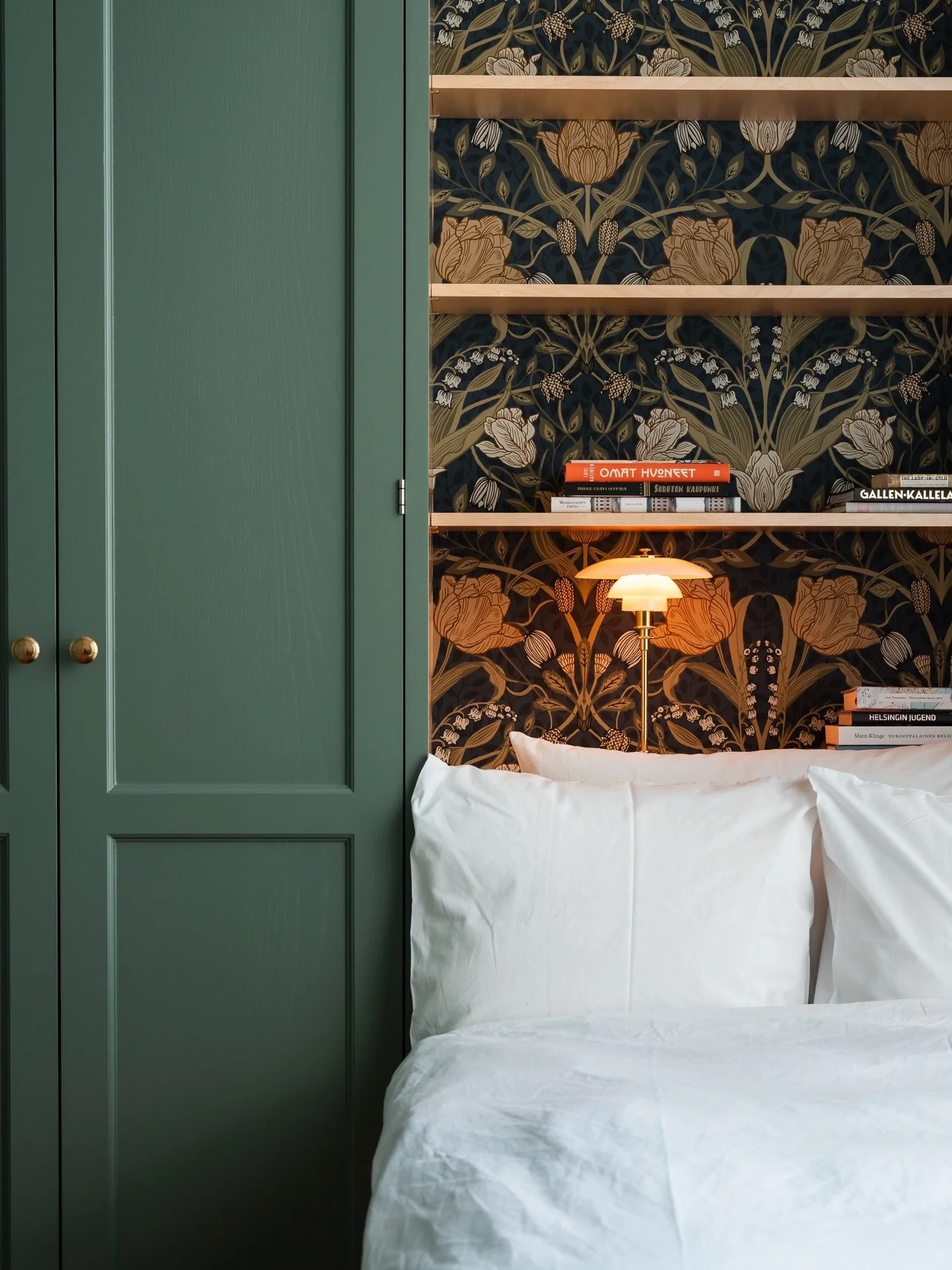 Esittelyss&auml; kaappis&auml;nky 🤎

Sain ilon suunnitella asiakkaalleni unelmien vaate-/vierashuoneen ~ tilan, joka k&auml;tkee sis&auml;lleen mm. kaappis&auml;ngyn, piilo-oven sek&auml; liikuteltavan saarekkeen. Puusep&auml;n taidolla toteutettu k