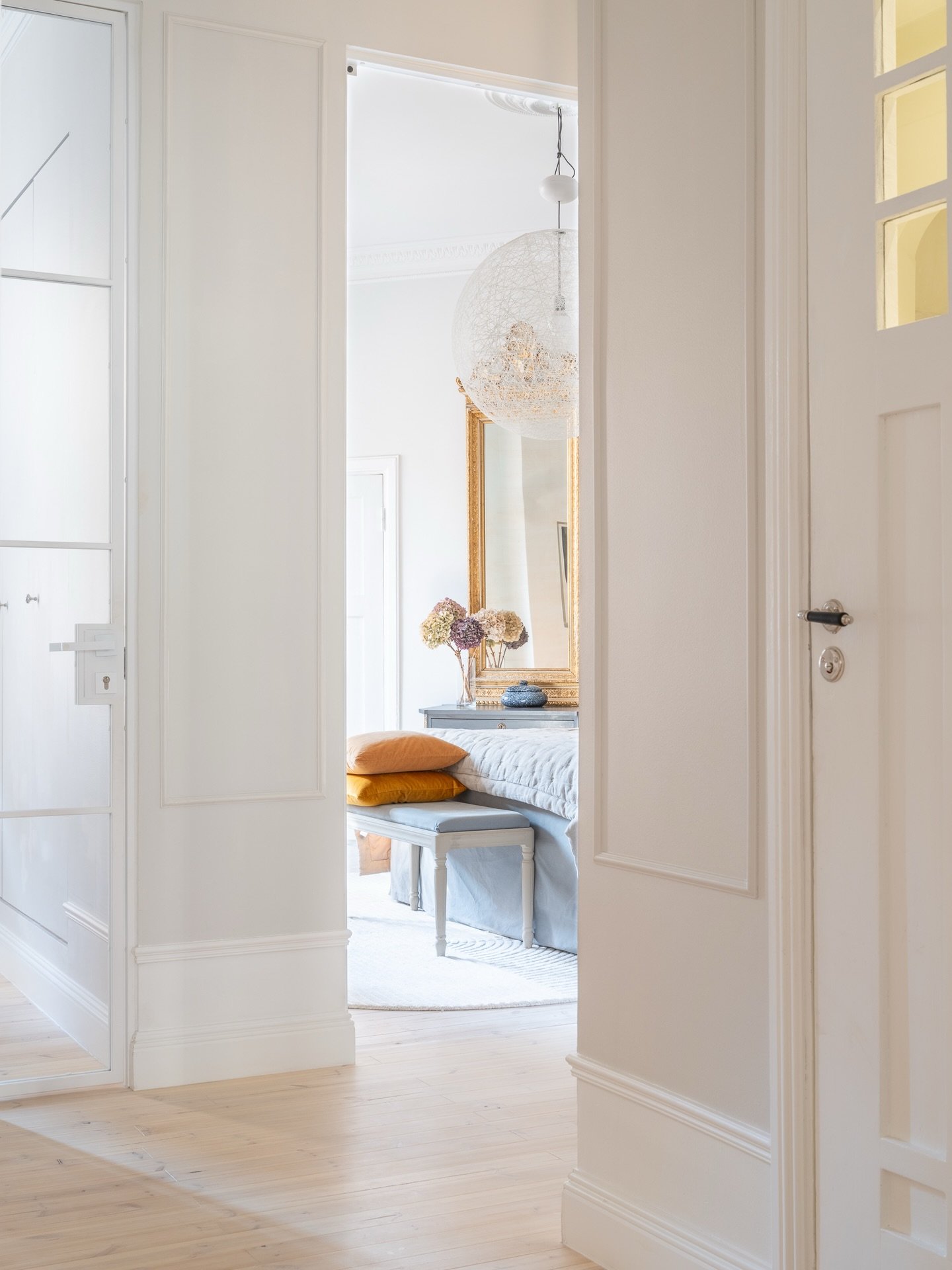 Maaliskuu on lempikuukauteni ~ ihan siksi, ett&auml; valon lis&auml;&auml;ntyminen n&auml;kyy p&auml;iv&auml; p&auml;iv&auml;lt&auml; 💛

T&auml;ss&auml; yksi tilallinen esimerkki, jossa sen huomaa erityisen hyvin: k&auml;yt&auml;v&auml;, jossa lasir