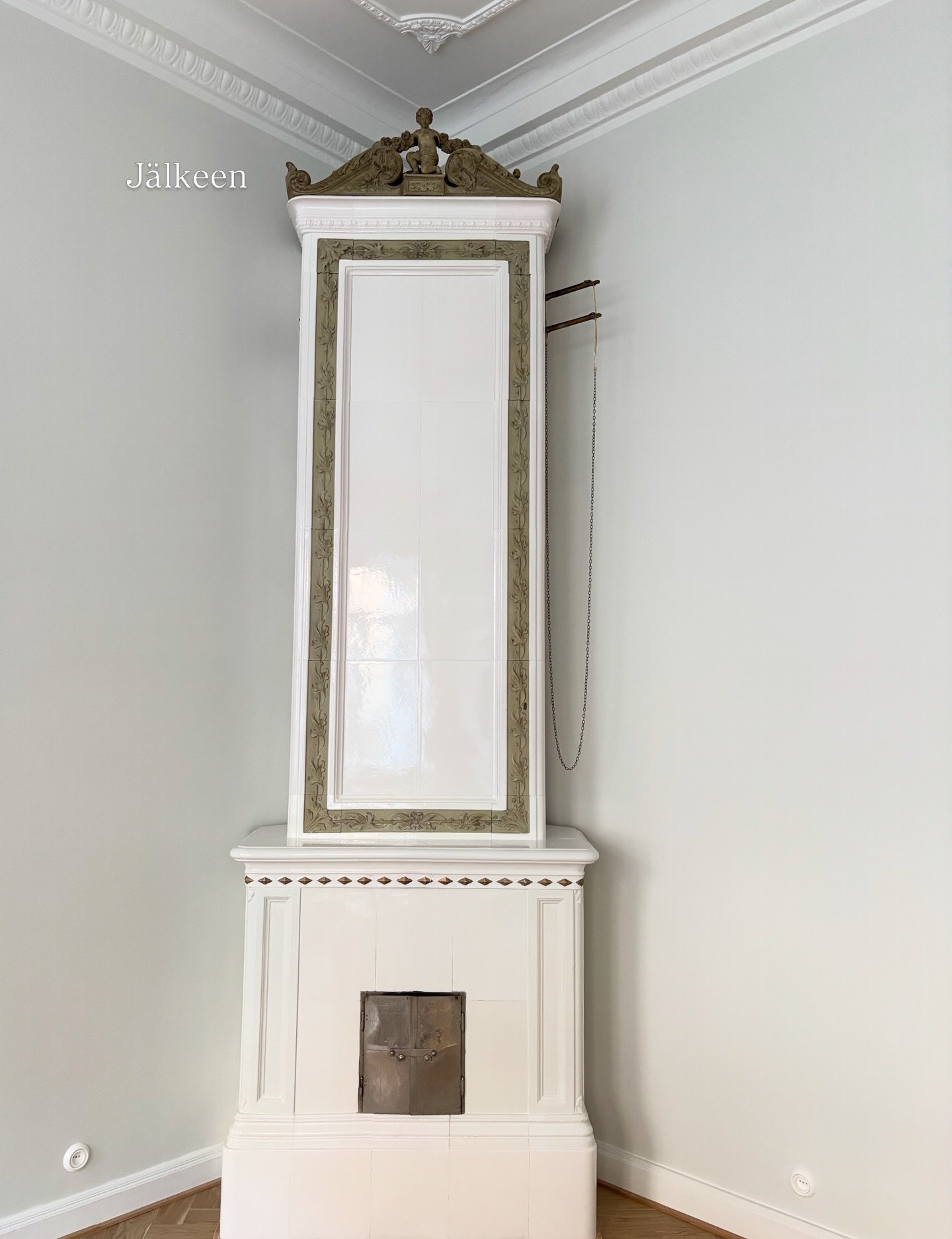 Kaakeliuunin ehostus 
Katso: j&auml;lkeen &rarr; in the making &rarr; ennen 🪄

Eteenkin kakluunin alaosa kaipasi kunnostusta, joka toteutui @merimuuraa kauniissa k&auml;denj&auml;ljess&auml;. Rapsutuksen, pesun, liitutahnan ja maalauksen j&auml;lkee