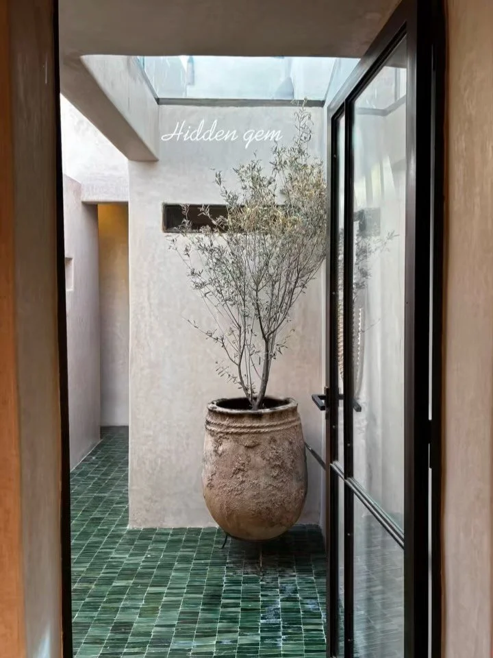 Moni on kysellyt miss&auml; p&auml;in matkustelen ja vastaus on Marrakech 🧡 Marokko on ollut pitk&auml;&auml;n bucket listallani sen kiehtovan arkkitehtuurin vuoksi.

Ensimm&auml;inen y&ouml;pyminen, t&auml;m&auml; piilotettu helmi l&ouml;ytyi t&aum