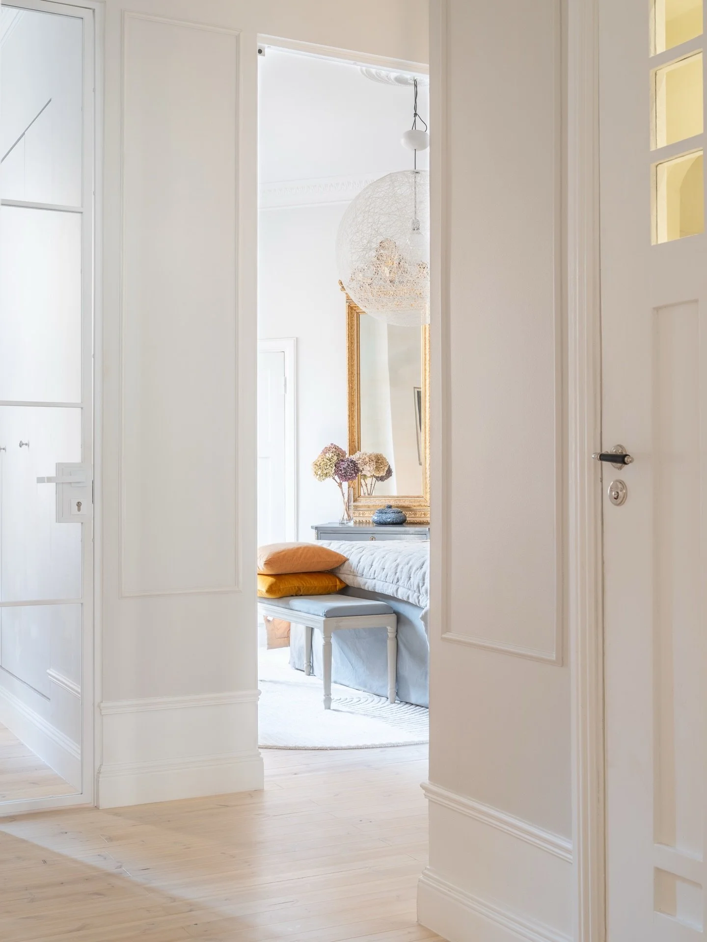 Maaliskuu on lempikuukauteni ~ ihan siksi, ett&auml; valon lis&auml;&auml;ntyminen n&auml;kyy p&auml;iv&auml; p&auml;iv&auml;lt&auml; 💛

T&auml;ss&auml; yksi tilallinen esimerkki, jossa sen huomaa erityisen hyvin: k&auml;yt&auml;v&auml;, jossa lasir