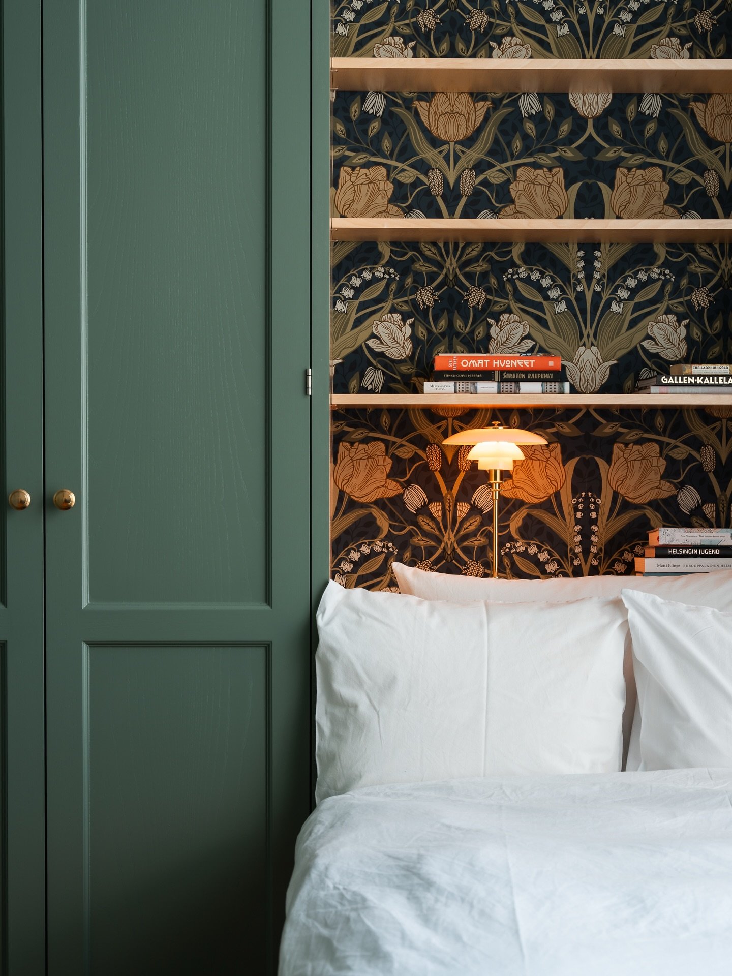 Esittelyss&auml; kaappis&auml;nky 🤎

Sain ilon suunnitella asiakkaalleni unelmien vaate-/vierashuoneen ~ tilan, joka k&auml;tkee sis&auml;lleen mm. kaappis&auml;ngyn, piilo-oven sek&auml; liikuteltavan saarekkeen. Puusep&auml;n taidolla toteutettu k