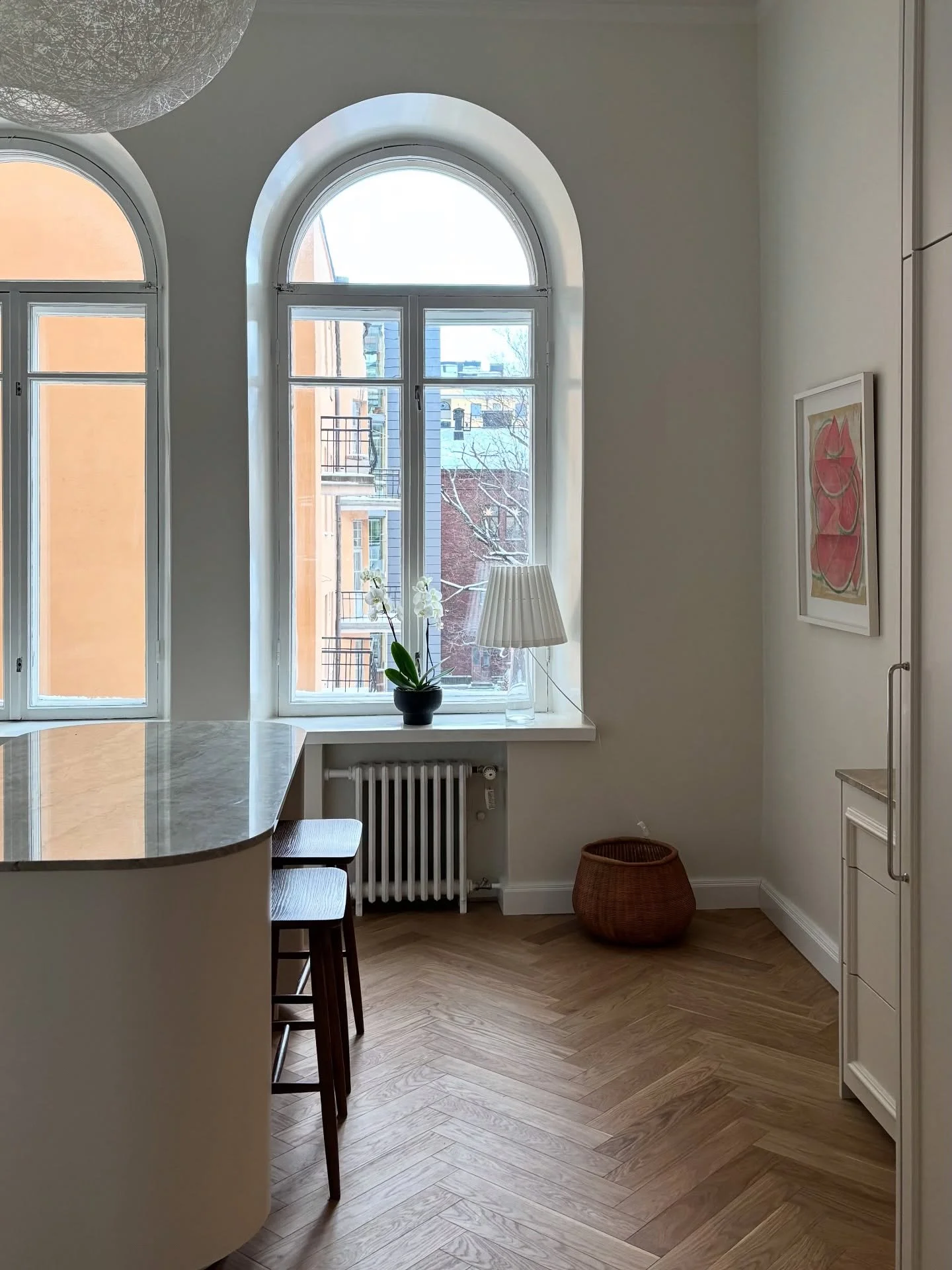 Kitchen sneak peak👀Skrollaa 🎞️ ja katso ennen-video. T&auml;t&auml; ei ehk&auml; heti uskoisi samaksi tilaksi😉

#keitti&ouml;remontti #keitti&ouml;inspiraatio #bespokekitchen #kitchendesign #keitti&ouml;nsiirto #keitti&ouml; #k&ouml;ksinspo #k&oum