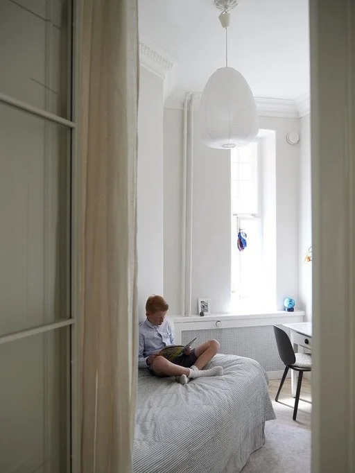 Pienen MH:n suunnittelu ✍🏻📐

L&auml;ht&ouml;kohdaksi: Asuinhuoneen m&auml;&auml;ritelm&auml; on ikkunallinen tila, jonka minimikoko on 7 m&sup2;. Pienen huoneen suunnittelu on mielest&auml;ni usein haastavampaa kuin suuren.

Pienen makuuhuoneen suu